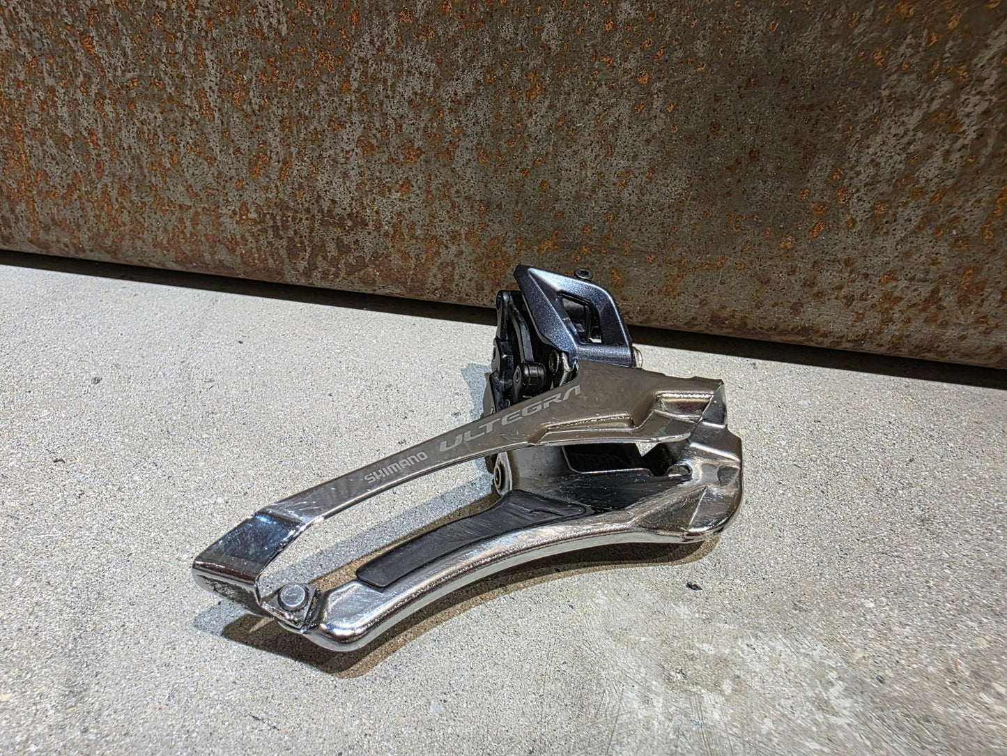 Schaltungsteile von Shimano, SHIMANO ULTEGRA UMWERFER FD - R8000 ANLÖT 2 X 11 FACH vor USEDBIKES - OB.DE Hintergrund