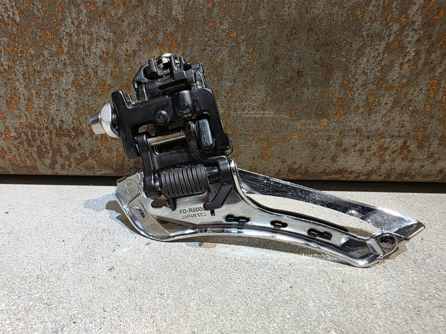 Schaltungsteile von Shimano, SHIMANO ULTEGRA UMWERFER FD - R8000 ANLÖT 2 X 11 FACH vor USEDBIKES - OB.DE Hintergrund