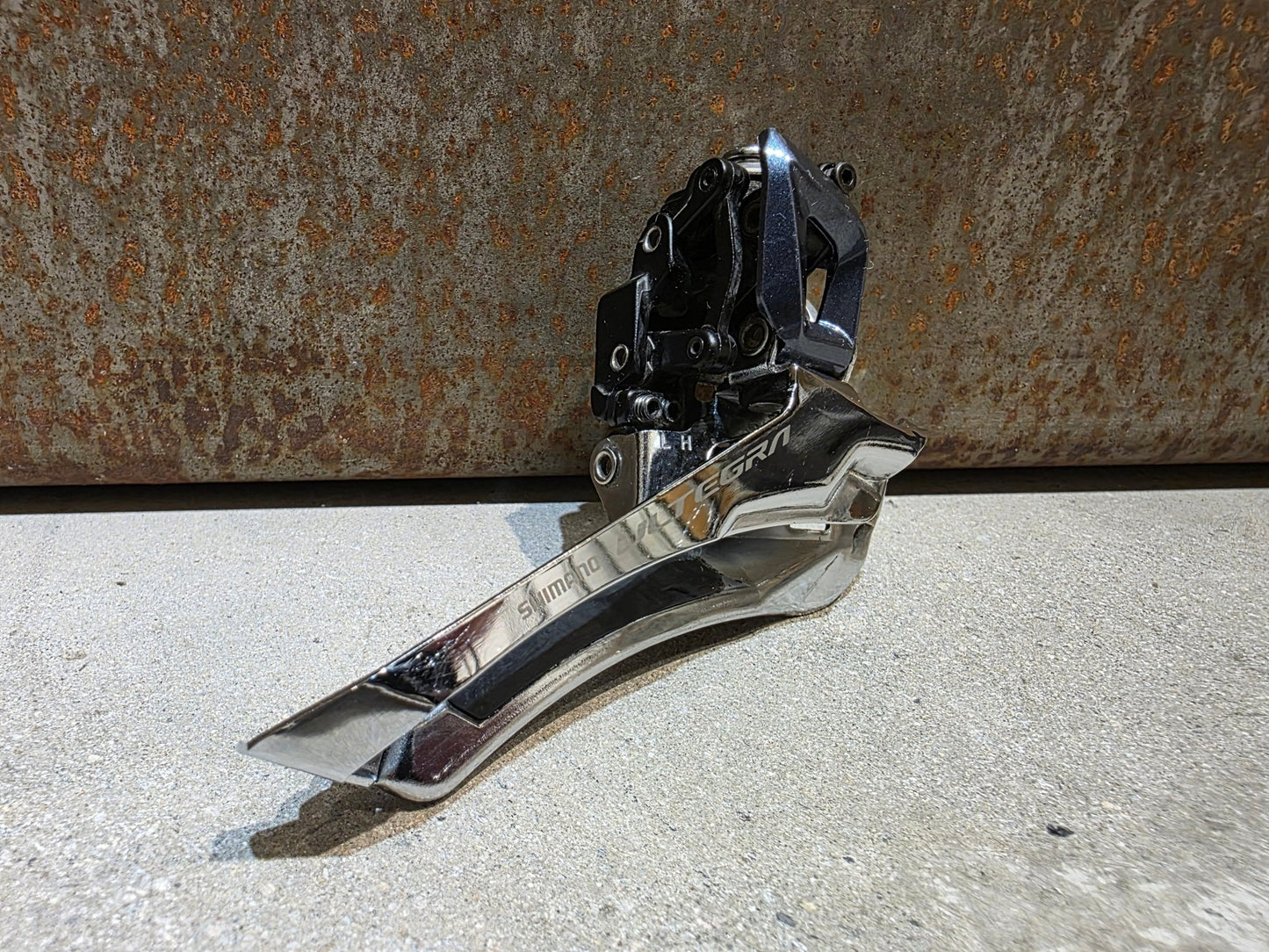 Schaltungsteile von Shimano, SHIMANO ULTEGRA UMWERFER FD - R8000 ANLÖT 2 X 11 FACH vor USEDBIKES - OB.DE Hintergrund