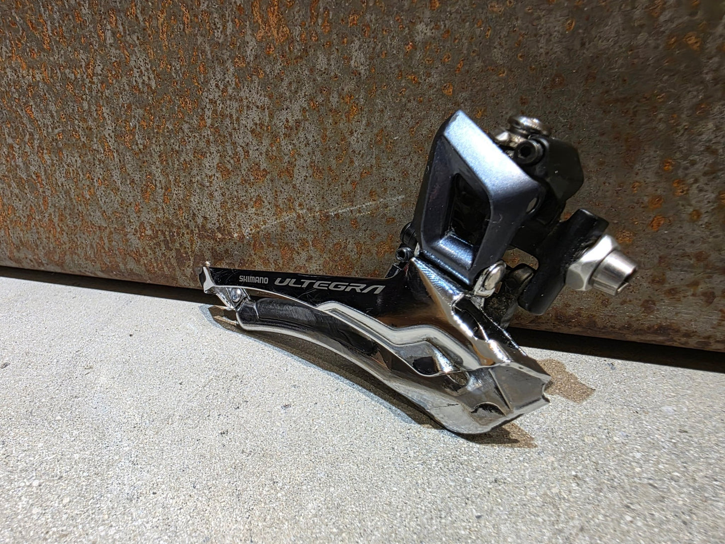 Schaltungsteile von Shimano, SHIMANO ULTEGRA UMWERFER FD - R8000 ANLÖT 2 X 11 FACH vor USEDBIKES - OB.DE Hintergrund
