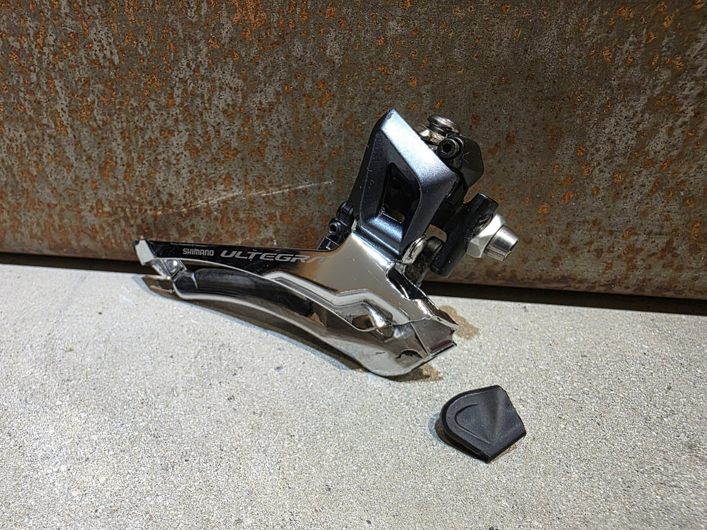 Schaltungsteile von Shimano, SHIMANO ULTEGRA UMWERFER FD - R8000 ANLÖT 2 X 11 FACH vor USEDBIKES - OB.DE Hintergrund