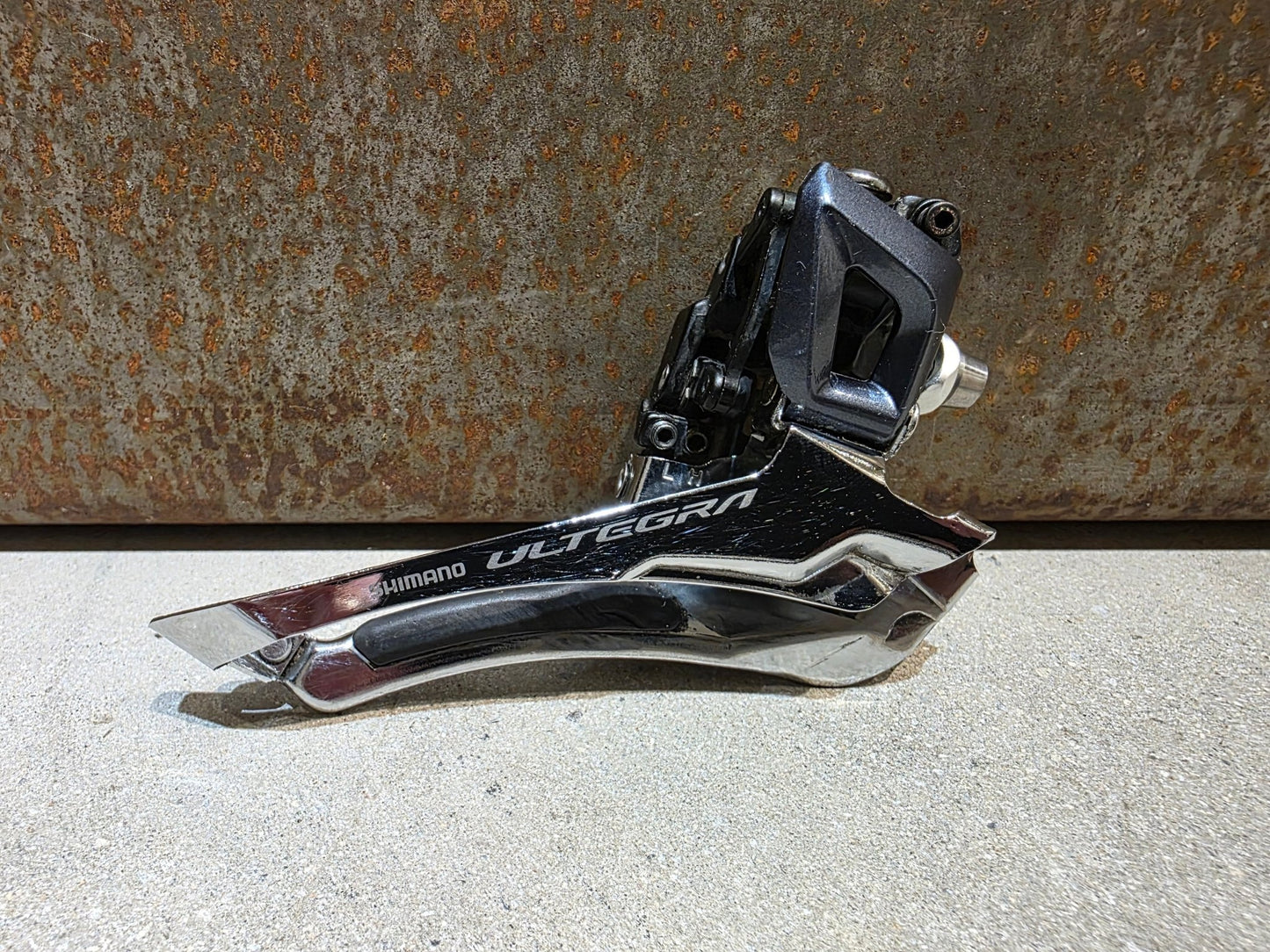 Schaltungsteile von Shimano, SHIMANO ULTEGRA UMWERFER FD - R8000 ANLÖT 2 X 11 FACH vor USEDBIKES - OB.DE Hintergrund