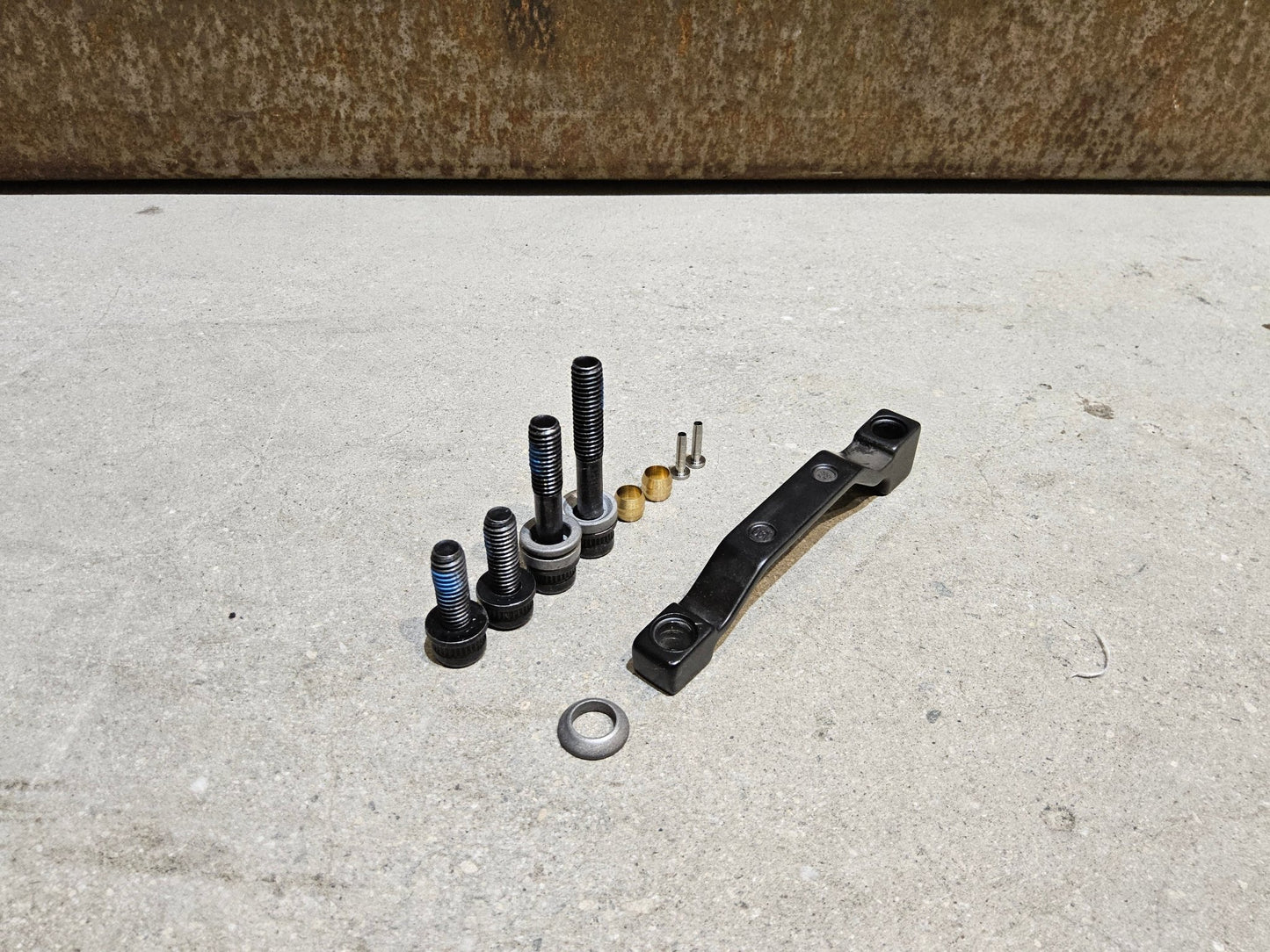 Bremse von Shimano, SHIMANO XT BL - M8100 / BR - M8100 2 KOLBEN SCHEIBENBREMSE SET vor USEDBIKES - OB.DE Hintergrund