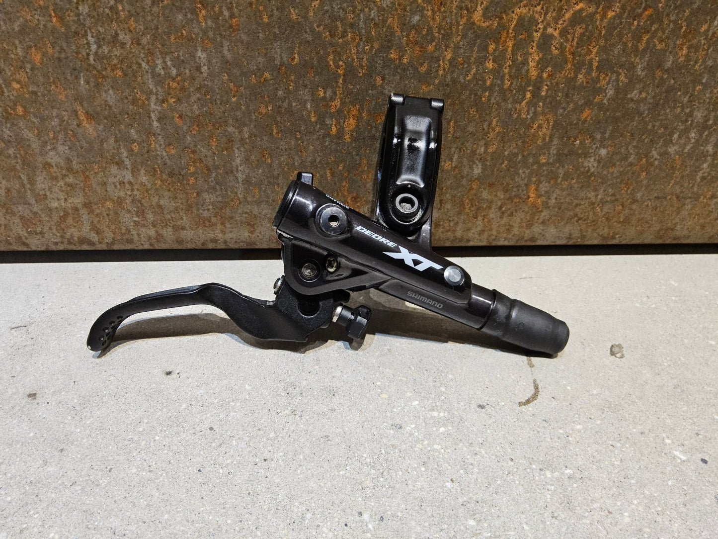 Bremse von Shimano, SHIMANO XT BL - M8100 / BR - M8100 2 KOLBEN SCHEIBENBREMSE SET vor USEDBIKES - OB.DE Hintergrund
