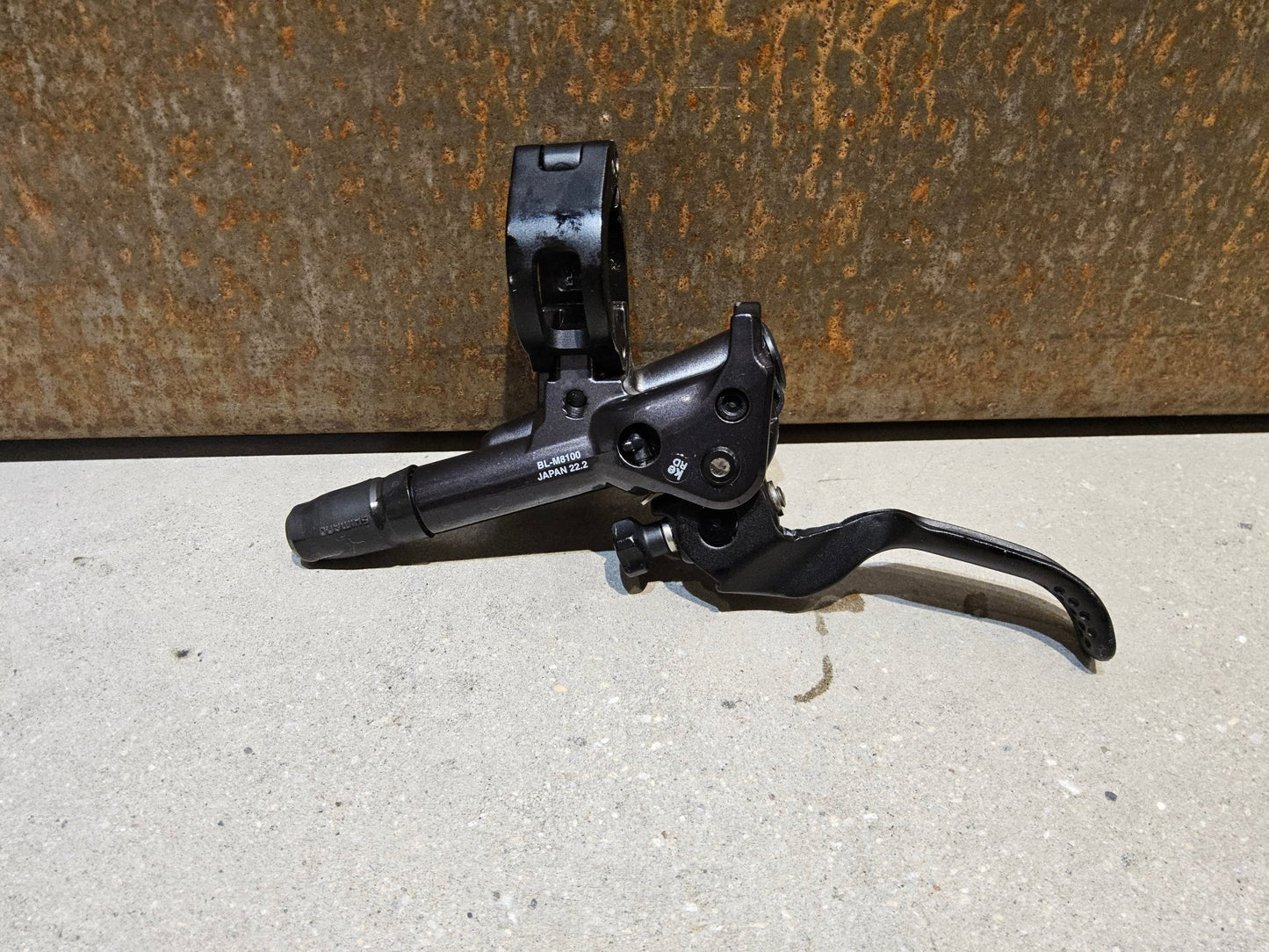 Bremse von Shimano, SHIMANO XT BL - M8100 / BR - M8100 2 KOLBEN SCHEIBENBREMSE SET vor USEDBIKES - OB.DE Hintergrund