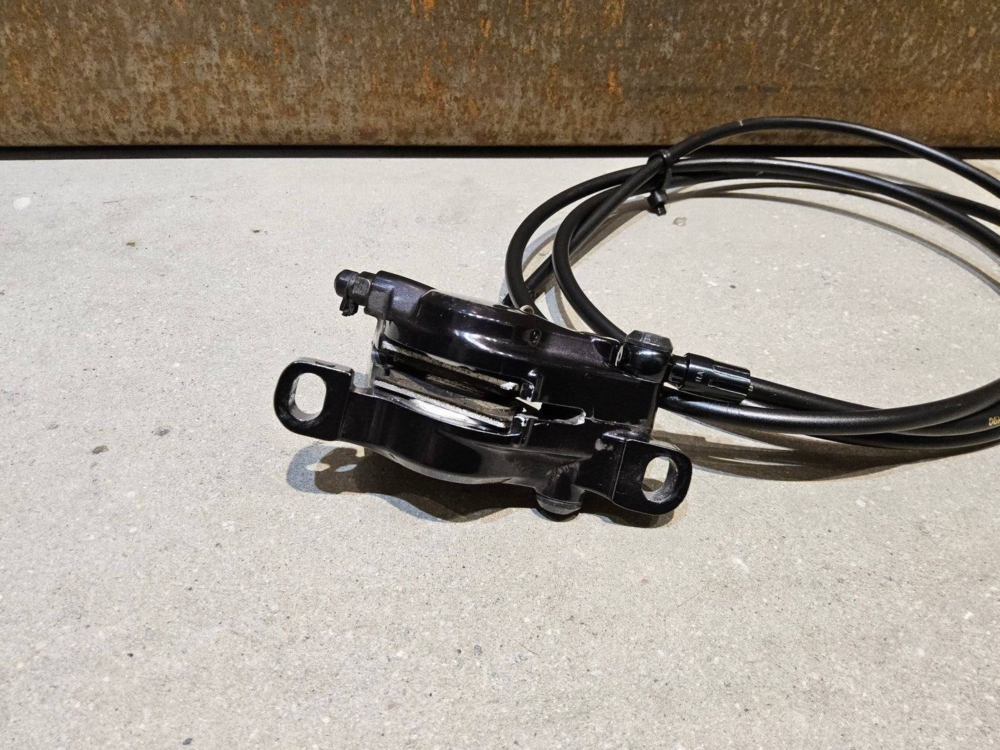 Bremse von Shimano, SHIMANO XT BL - M8100 / BR - M8100 2 KOLBEN SCHEIBENBREMSE SET vor USEDBIKES - OB.DE Hintergrund