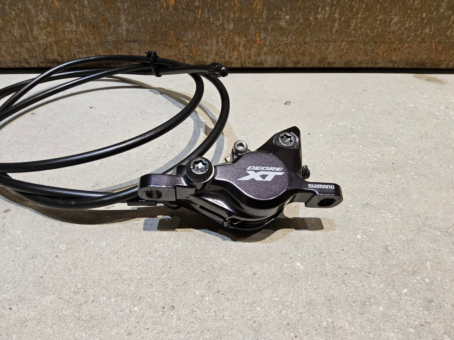 Bremse von Shimano, SHIMANO XT BL - M8100 / BR - M8100 2 KOLBEN SCHEIBENBREMSE SET vor USEDBIKES - OB.DE Hintergrund