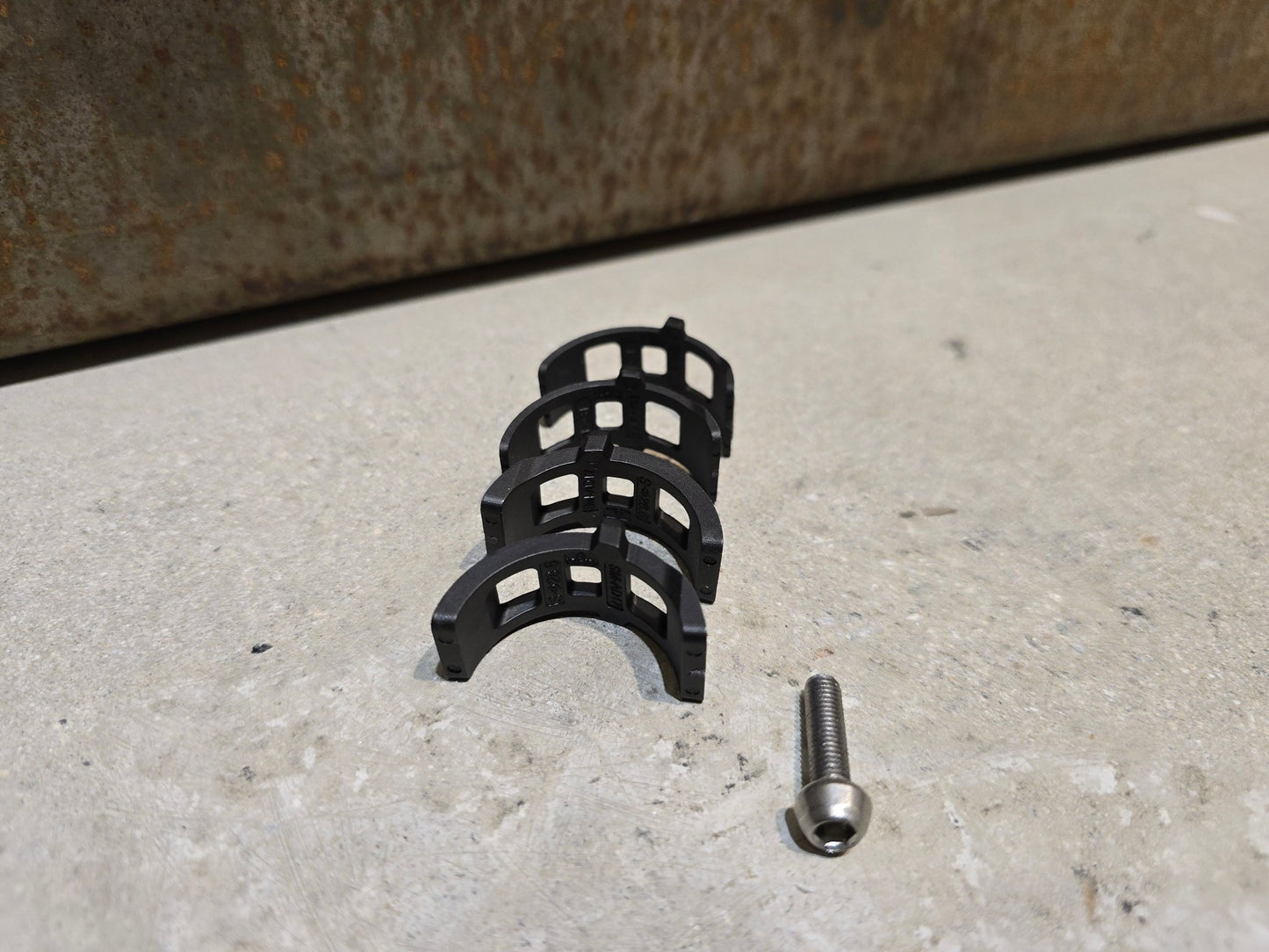 Schaltungsteile von Shimano, SHIMANO XT FD - M8025 - L UMWERFER 2 X 11 FACH / SCHELLE in variant_title vor USEDBIKES - OB.DE Hintergrund