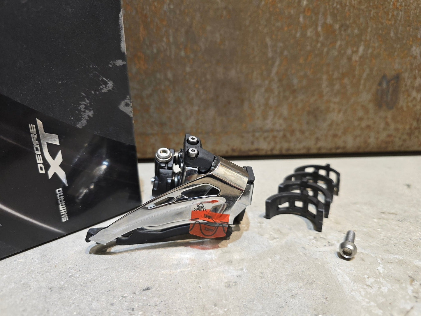 Schaltungsteile von Shimano, SHIMANO XT FD - M8025 - L UMWERFER 2 X 11 FACH / SCHELLE in variant_title vor USEDBIKES - OB.DE Hintergrund