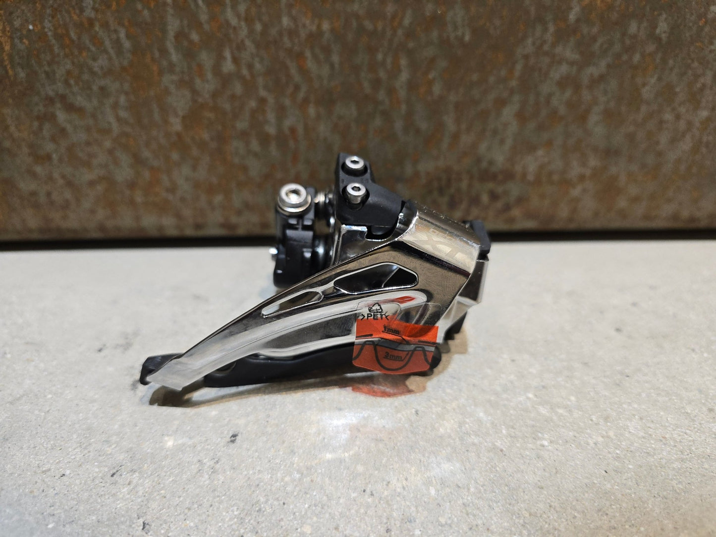 Schaltungsteile von Shimano, SHIMANO XT FD - M8025 - L UMWERFER 2 X 11 FACH / SCHELLE in variant_title vor USEDBIKES - OB.DE Hintergrund