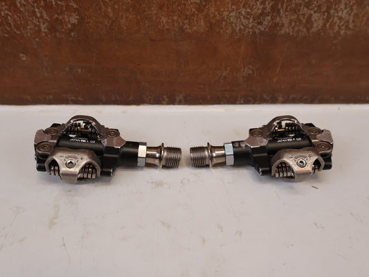 Pedale von Shimano, Shimano XTR PD-M9000 SPD MTB Pedale Klickpedale 308g Set vor USEDBIKES-OB.DE Hintergrund