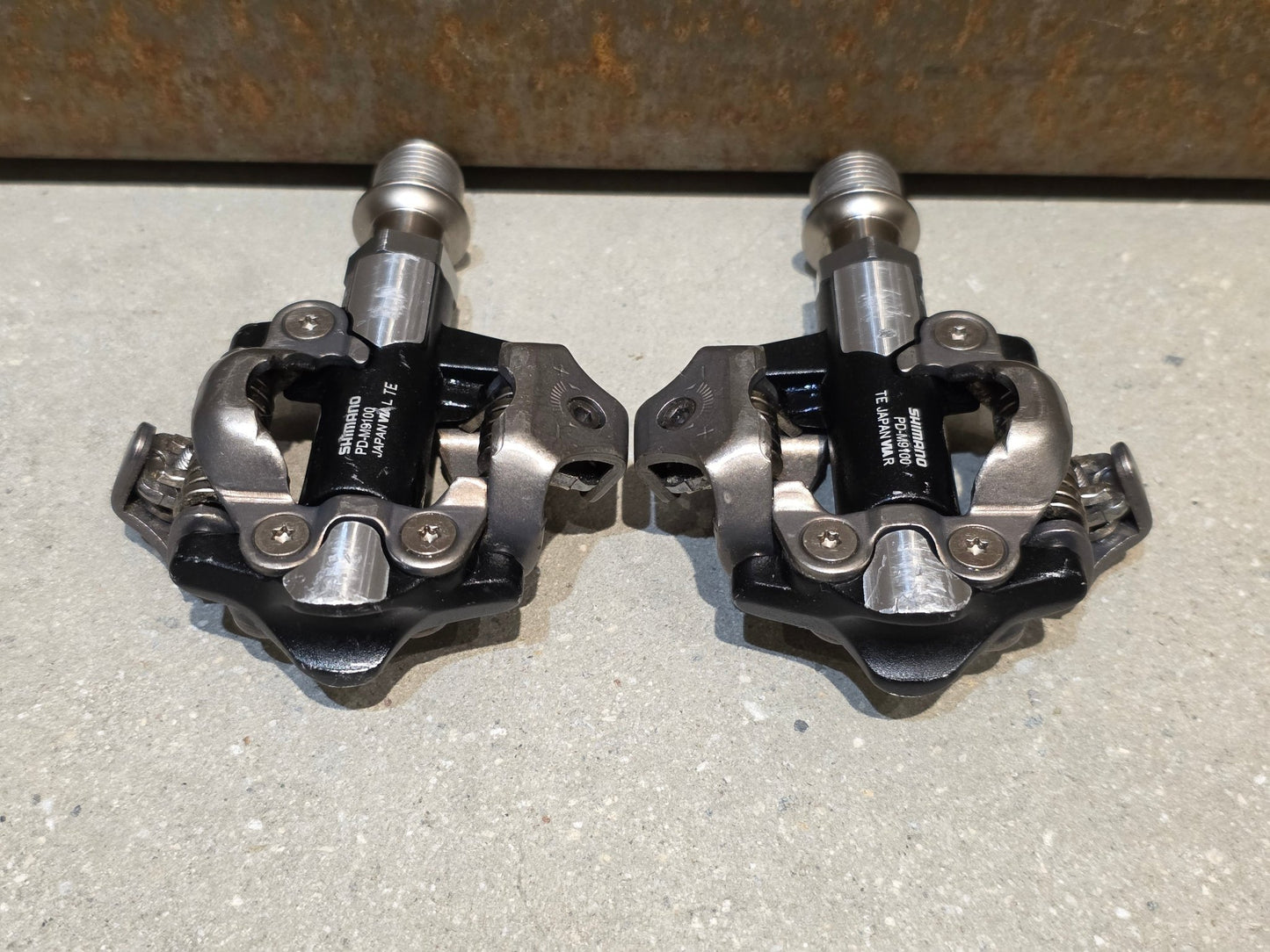 Pedale von Shimano, SHIMANO XTR PD - M9100 SPD / MOUNTAINBIKE PEDAL vor USEDBIKES - OB.DE Hintergrund