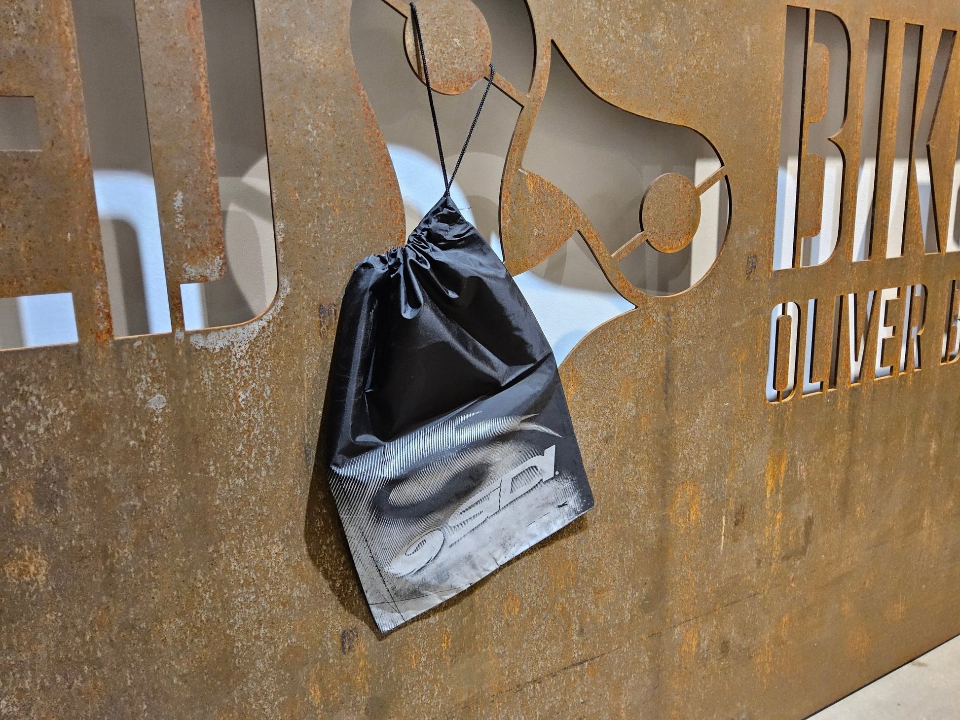 Taschen & Rucksäcke von Sidi, SIDI ZUBEHÖR / SCHUH TASCHE SCHWARZ in variant_title vor USEDBIKES - OB.DE Hintergrund