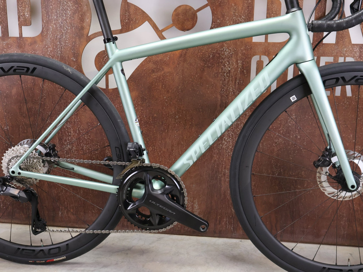 Rennrad von Specialized, SPECIALIZED AETHOS PRO CUSTOM / SHIMANO ULTEGRA DI2 / 54CM vor USEDBIKES - OB.DE Hintergrund