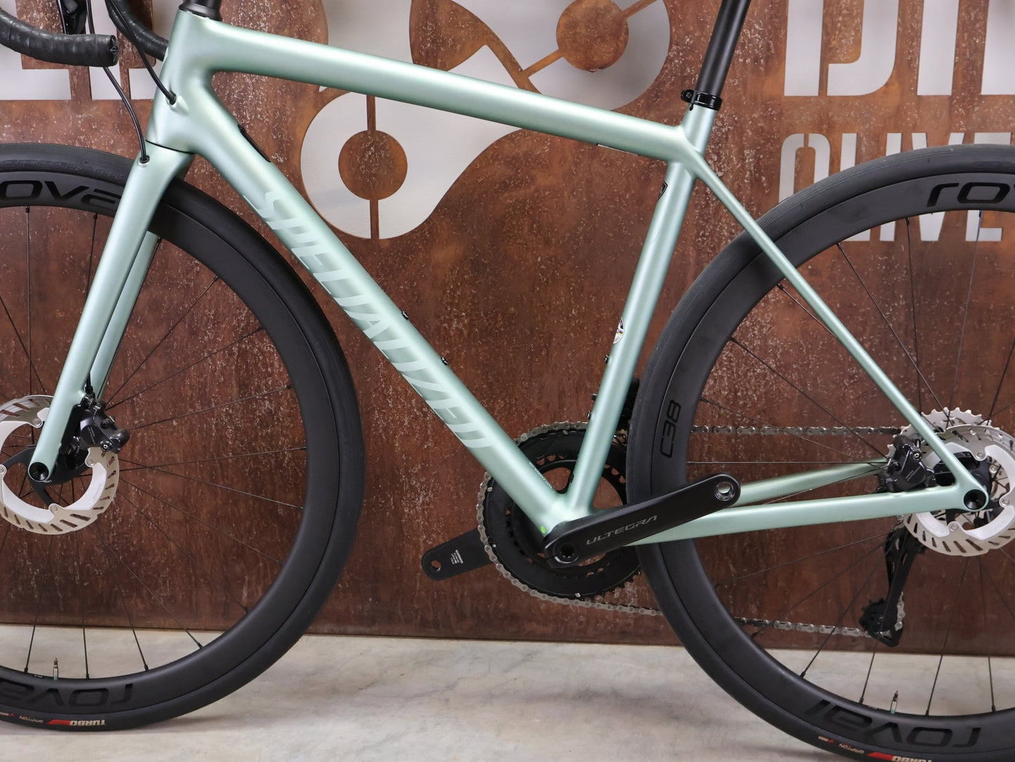 Rennrad von Specialized, SPECIALIZED AETHOS PRO CUSTOM / SHIMANO ULTEGRA DI2 / 54CM vor USEDBIKES - OB.DE Hintergrund