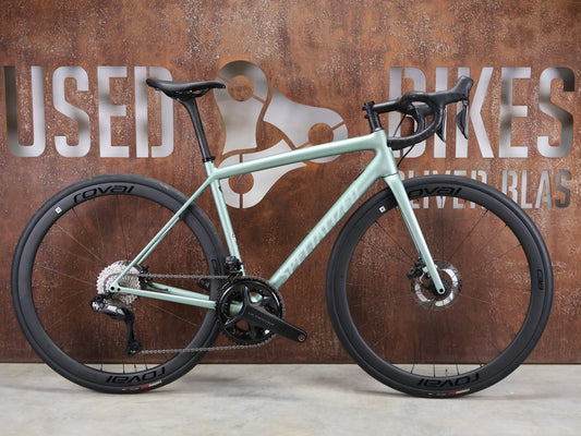 Rennrad von Specialized, SPECIALIZED AETHOS PRO CUSTOM / SHIMANO ULTEGRA DI2 / 54CM vor USEDBIKES - OB.DE Hintergrund