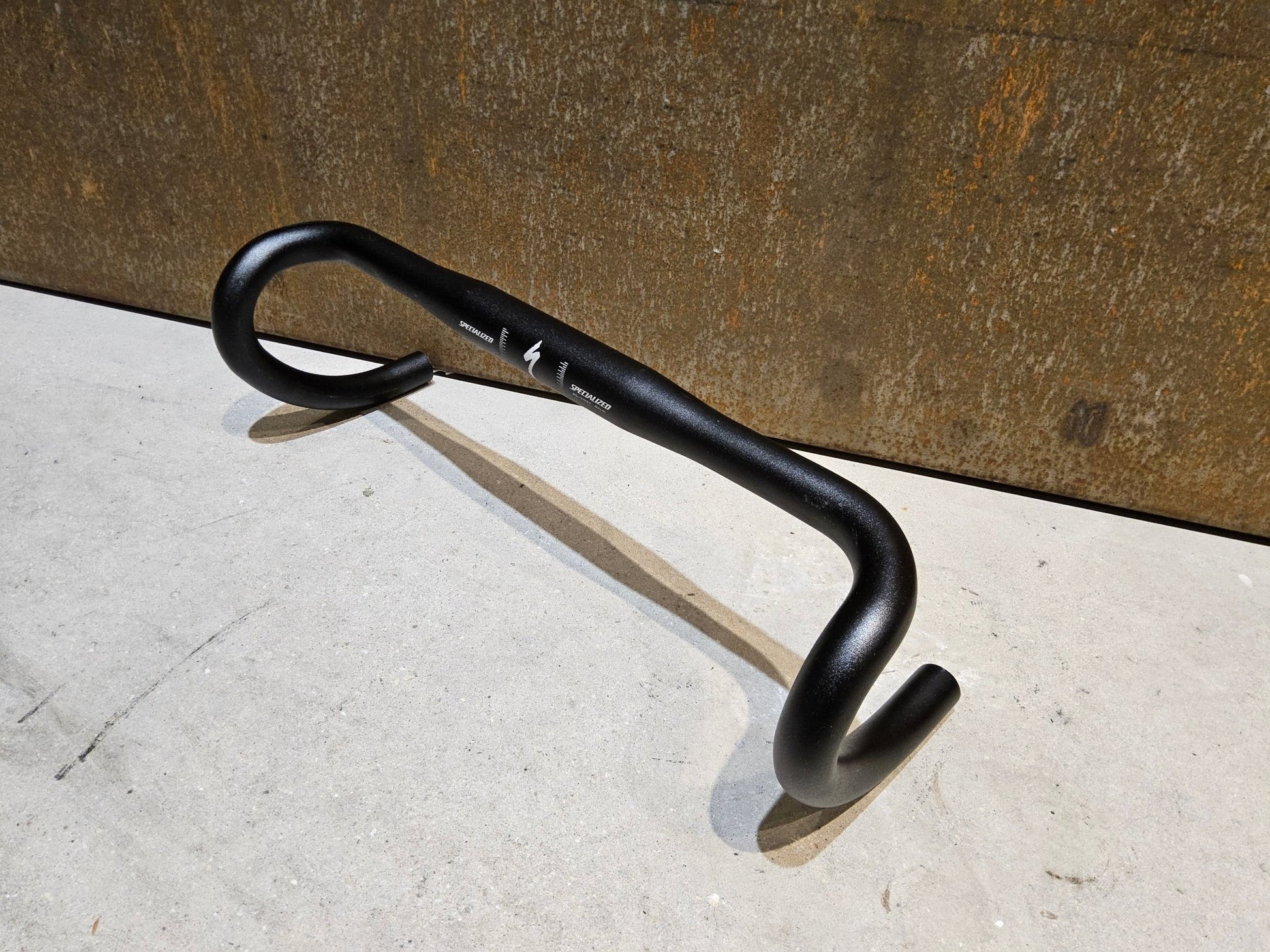 Lenker von Specialized, SPECIALIZED ALLOY SHALLOW BEND RENNRAD LENKER / 420 - 440MM in variant_title vor USEDBIKES - OB.DE Hintergrund