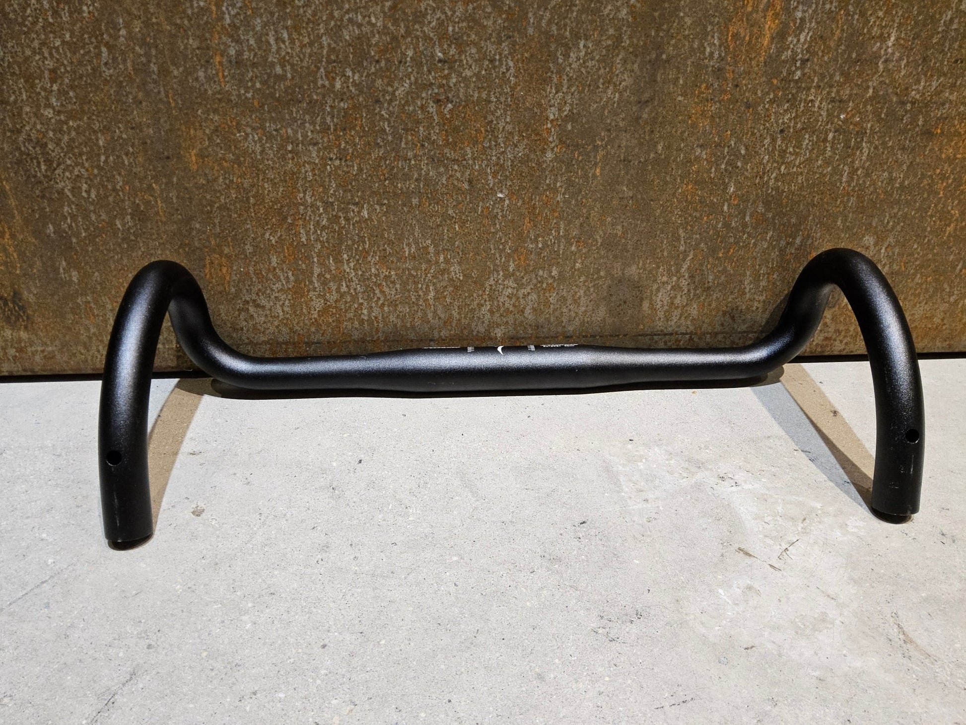 Lenker von Specialized, SPECIALIZED ALLOY SHALLOW BEND RENNRAD LENKER / 420 - 440MM in variant_title vor USEDBIKES - OB.DE Hintergrund