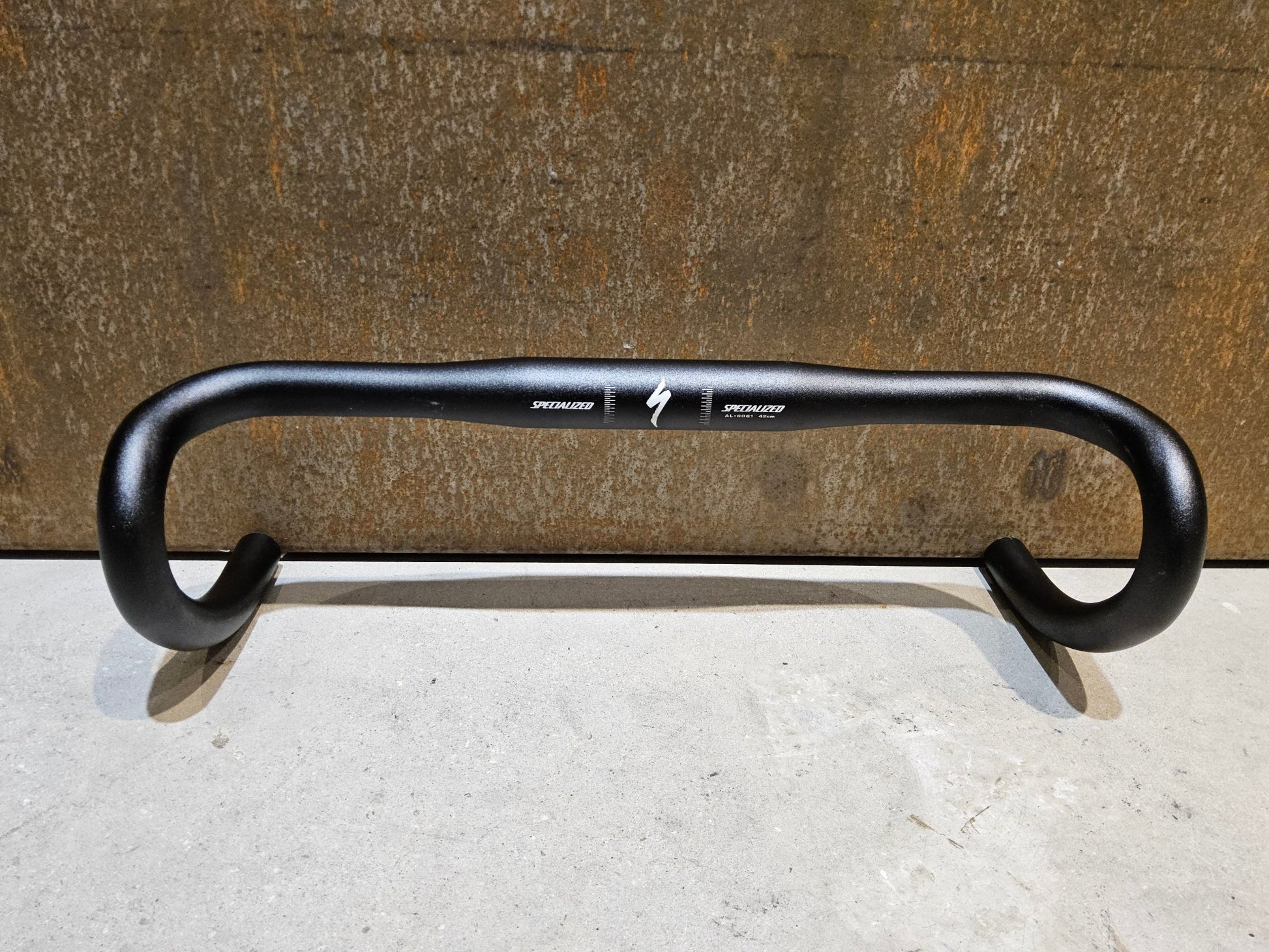 Lenker von Specialized, SPECIALIZED ALLOY SHALLOW BEND RENNRAD LENKER / 420 - 440MM in variant_title vor USEDBIKES - OB.DE Hintergrund