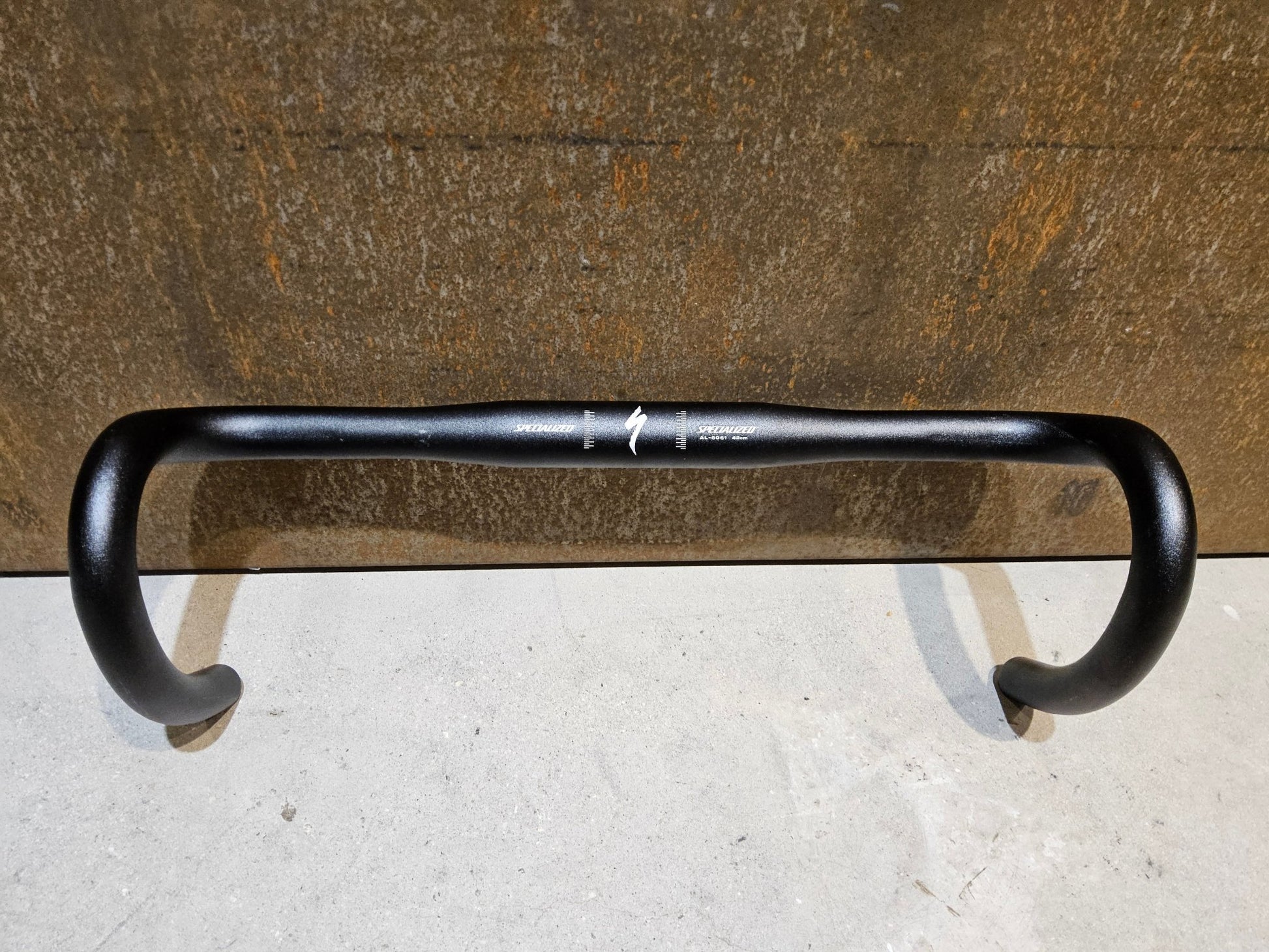 Lenker von Specialized, SPECIALIZED ALLOY SHALLOW BEND RENNRAD LENKER / 420 - 440MM in variant_title vor USEDBIKES - OB.DE Hintergrund