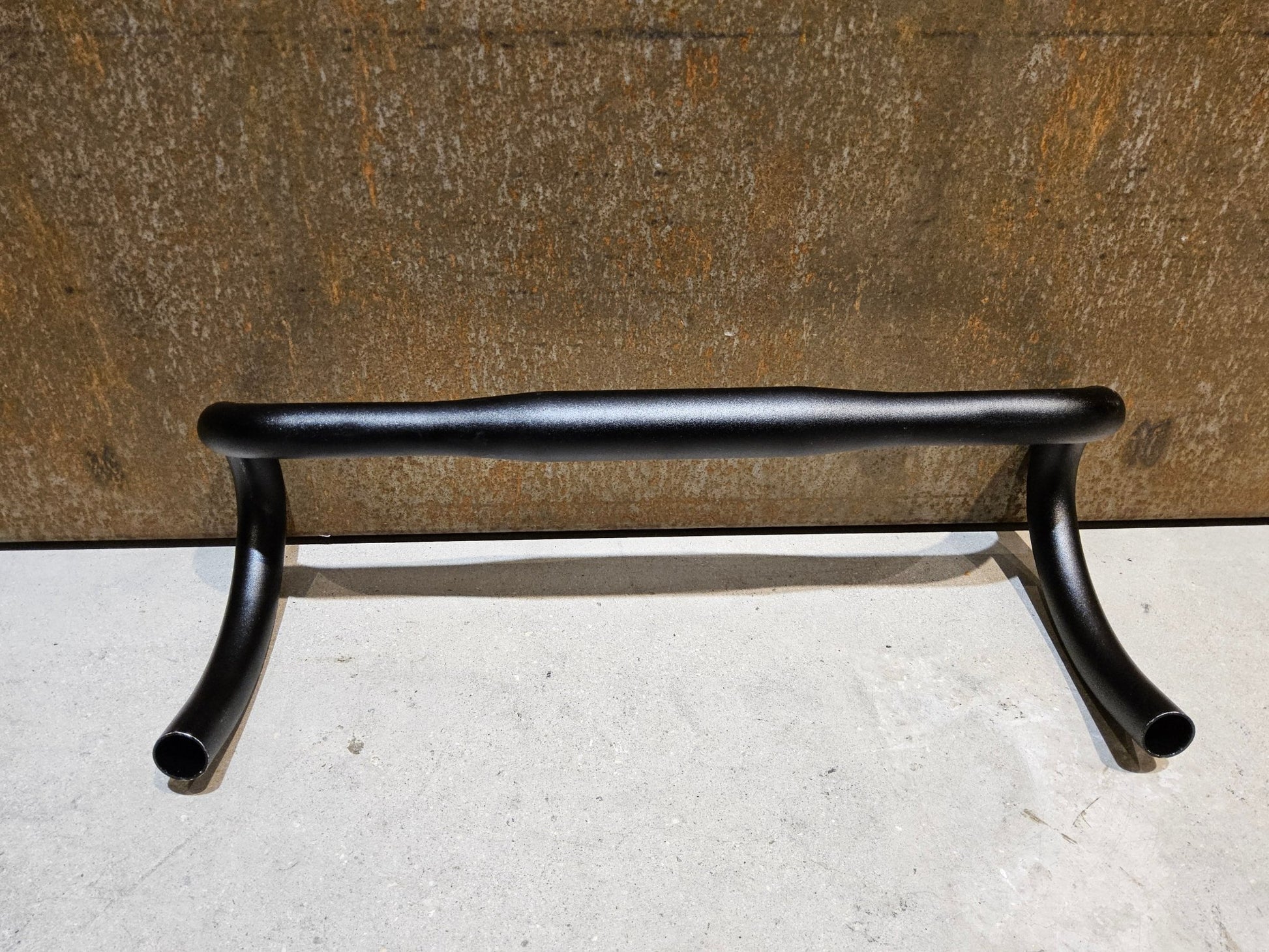 Lenker von Specialized, SPECIALIZED ALLOY SHALLOW BEND RENNRAD LENKER / 420 - 440MM in variant_title vor USEDBIKES - OB.DE Hintergrund