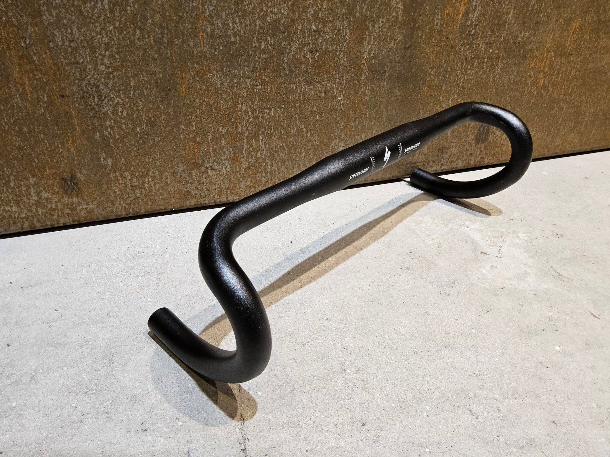 Lenker von Specialized, SPECIALIZED ALLOY SHALLOW BEND RENNRAD LENKER / 420 - 440MM in variant_title vor USEDBIKES - OB.DE Hintergrund