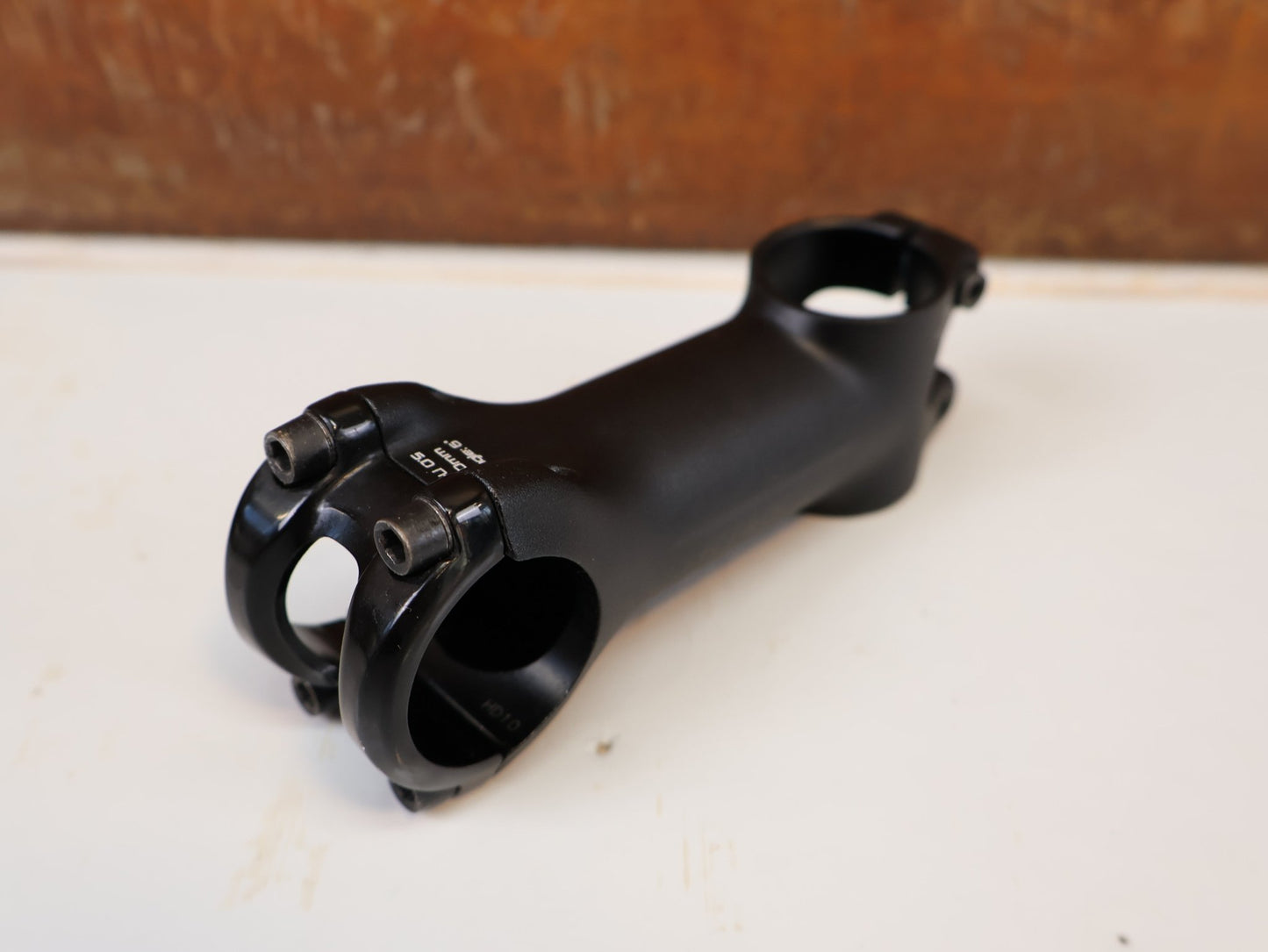 Vorbau von Specialized, SPECIALIZED ALLOY VORBAU 90MM 6 GRAD 31.8MM / ROAD MTB LENKER VORBAU vor USEDBIKES-OB.DE Hintergrund