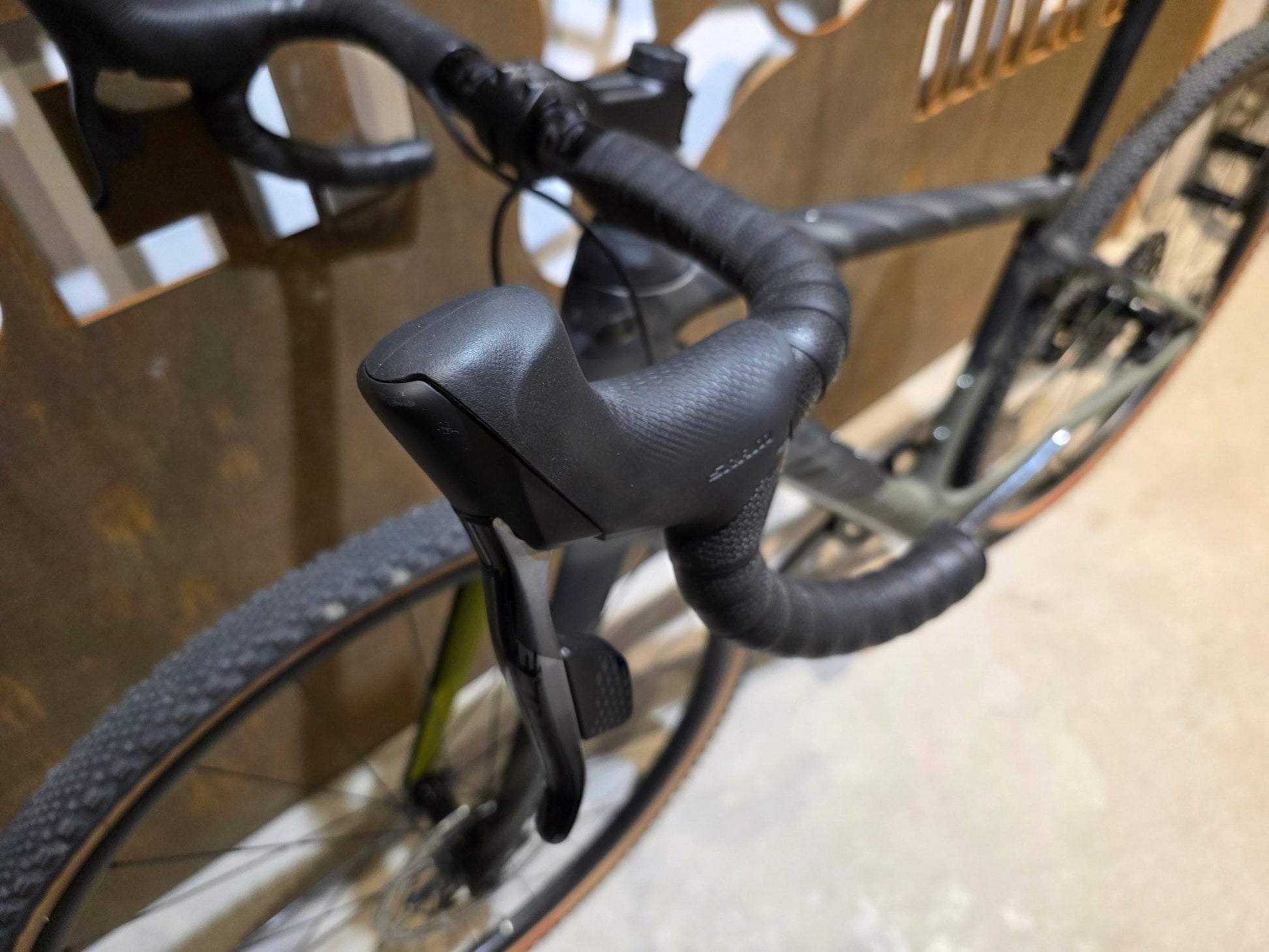 Gravel/Cyclocross von Specialized, SPECIALIZED DIVERGE CARBON CUSTOM / SRAM FORCE / X01 AXS / 52CM vor USEDBIKES - OB.DE Hintergrund