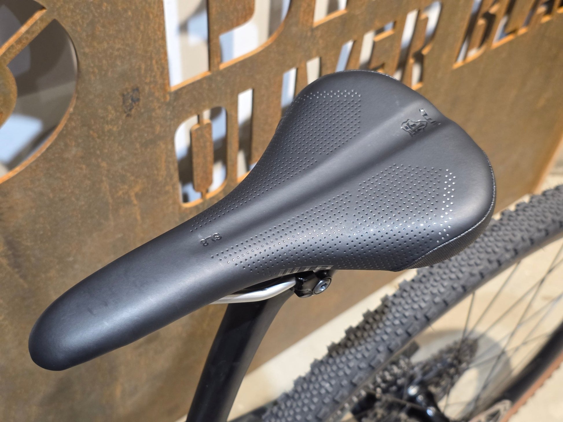 Gravel/Cyclocross von Specialized, SPECIALIZED DIVERGE CARBON CUSTOM / SRAM FORCE / X01 AXS / 52CM vor USEDBIKES - OB.DE Hintergrund