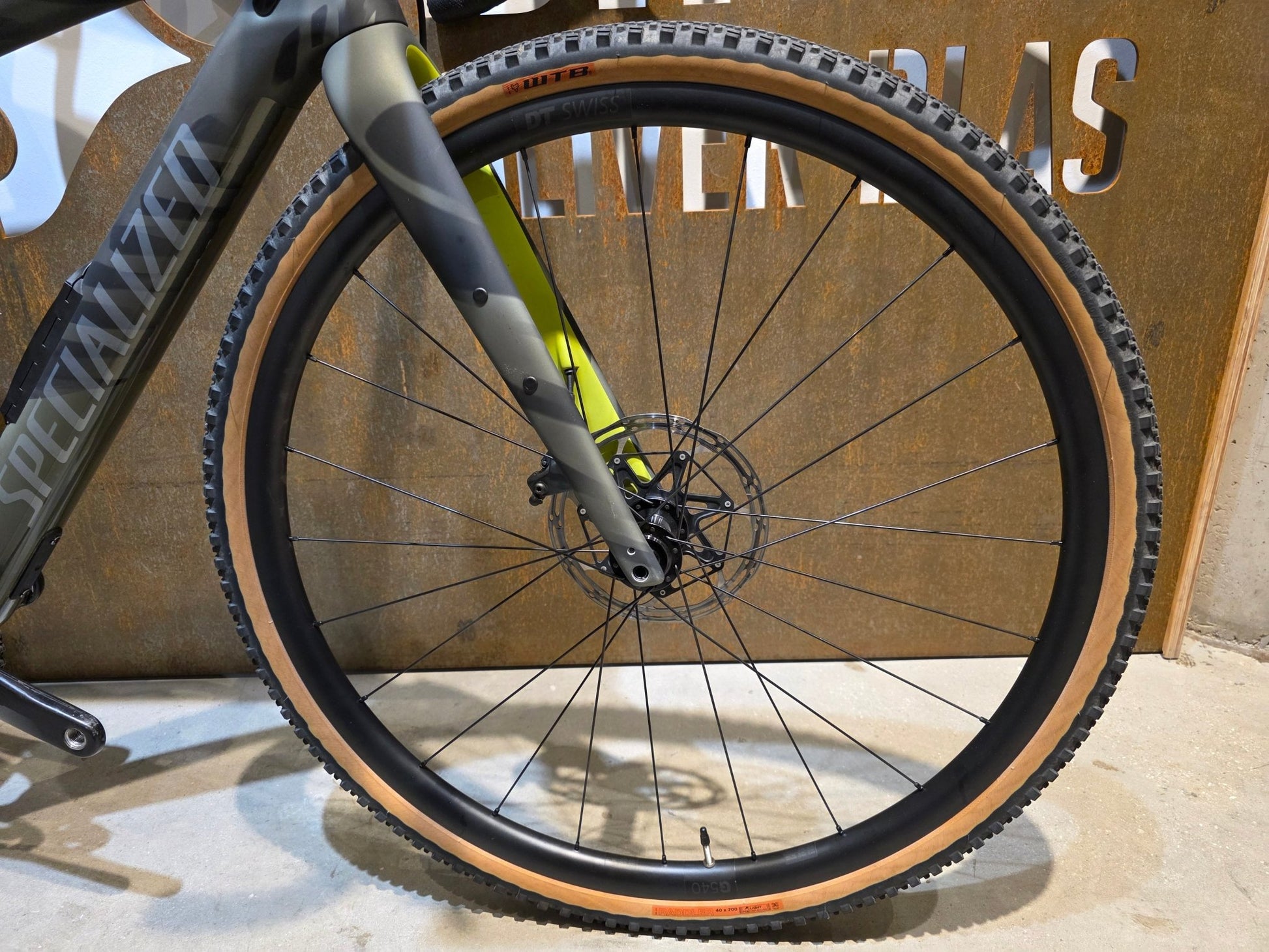 Gravel/Cyclocross von Specialized, SPECIALIZED DIVERGE CARBON CUSTOM / SRAM FORCE / X01 AXS / 52CM vor USEDBIKES - OB.DE Hintergrund