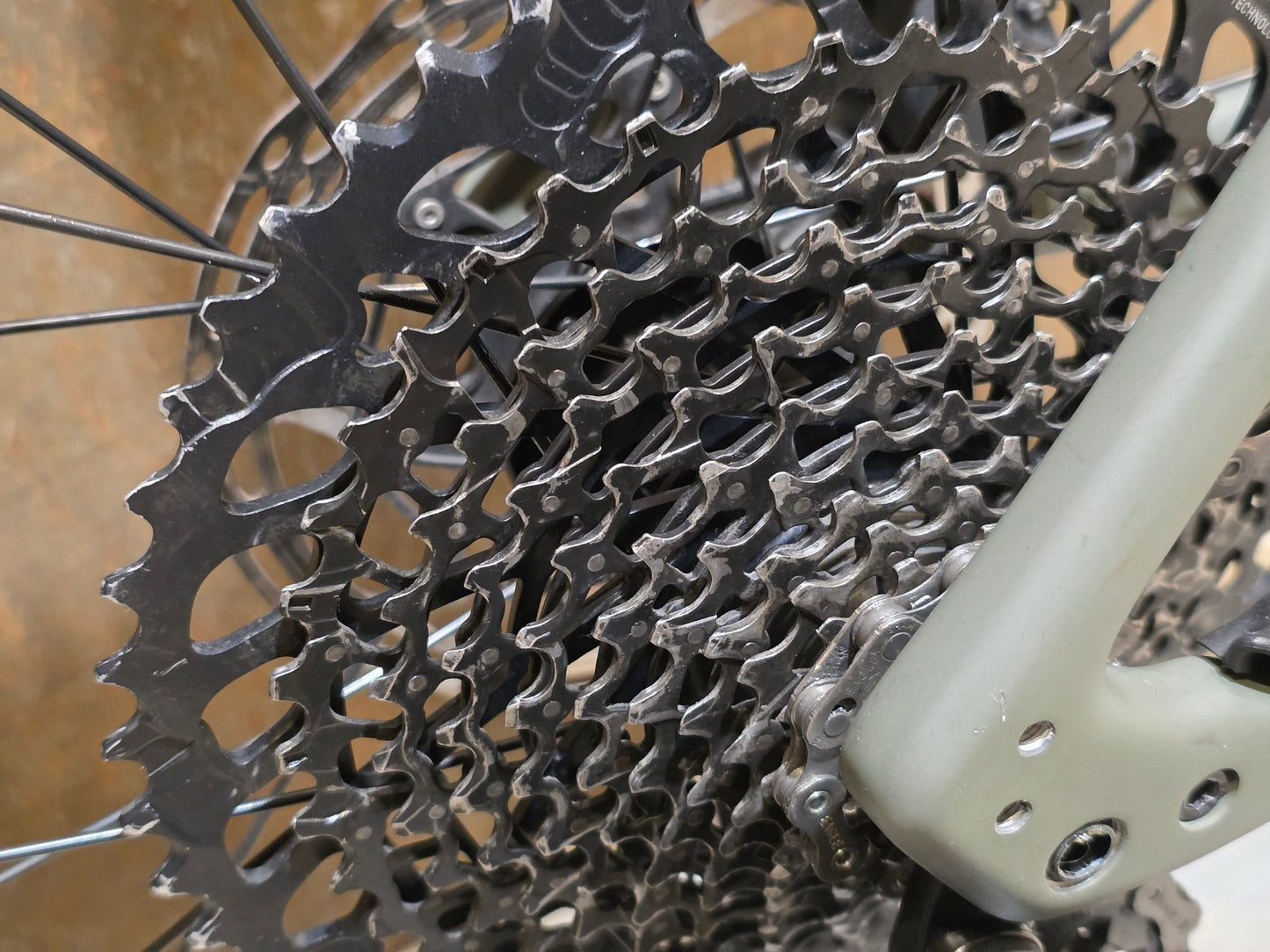 Gravel/Cyclocross von Specialized, SPECIALIZED DIVERGE CARBON CUSTOM / SRAM FORCE / X01 AXS / 52CM vor USEDBIKES - OB.DE Hintergrund