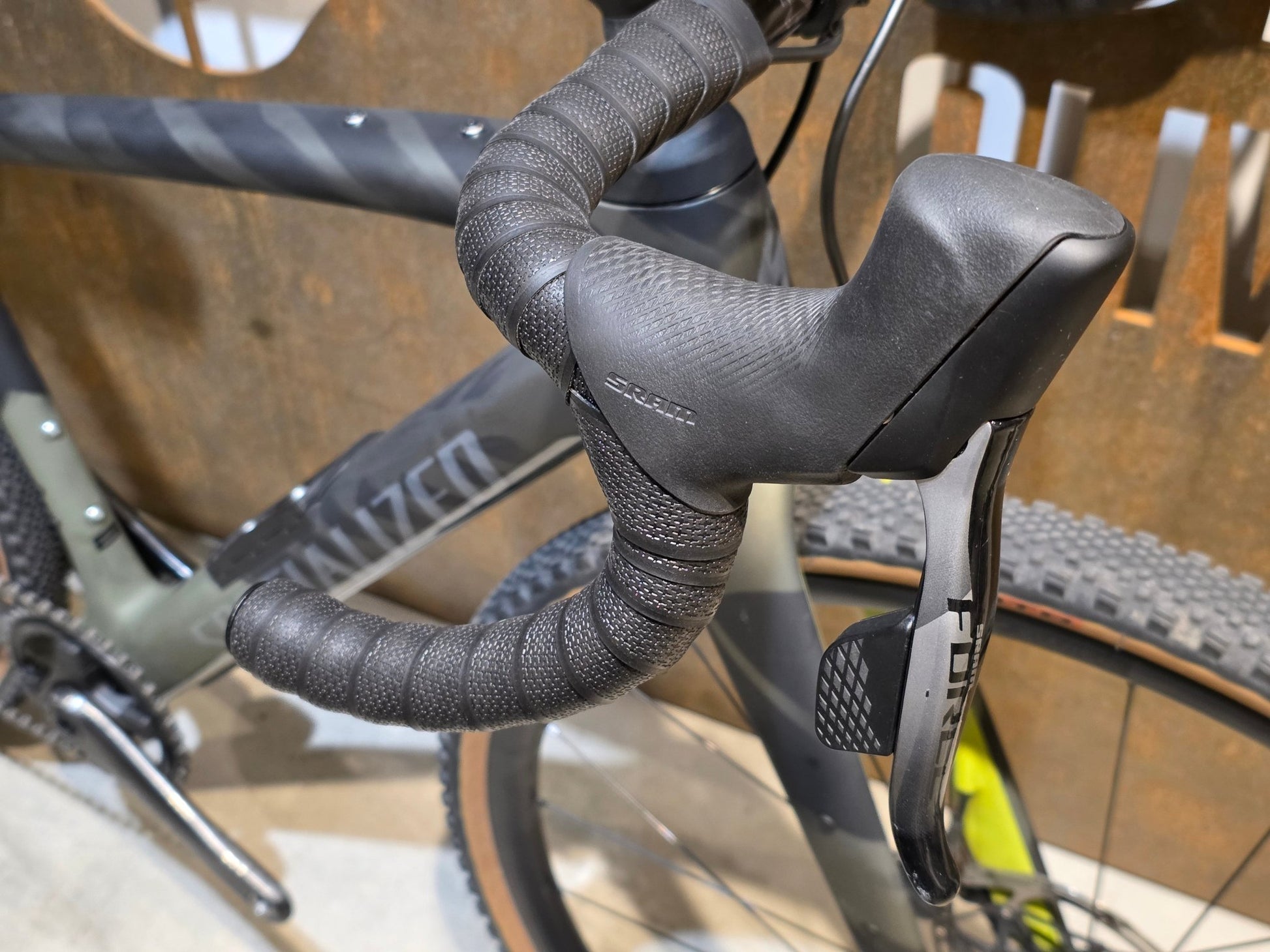 Gravel/Cyclocross von Specialized, SPECIALIZED DIVERGE CARBON CUSTOM / SRAM FORCE / X01 AXS / 52CM vor USEDBIKES - OB.DE Hintergrund