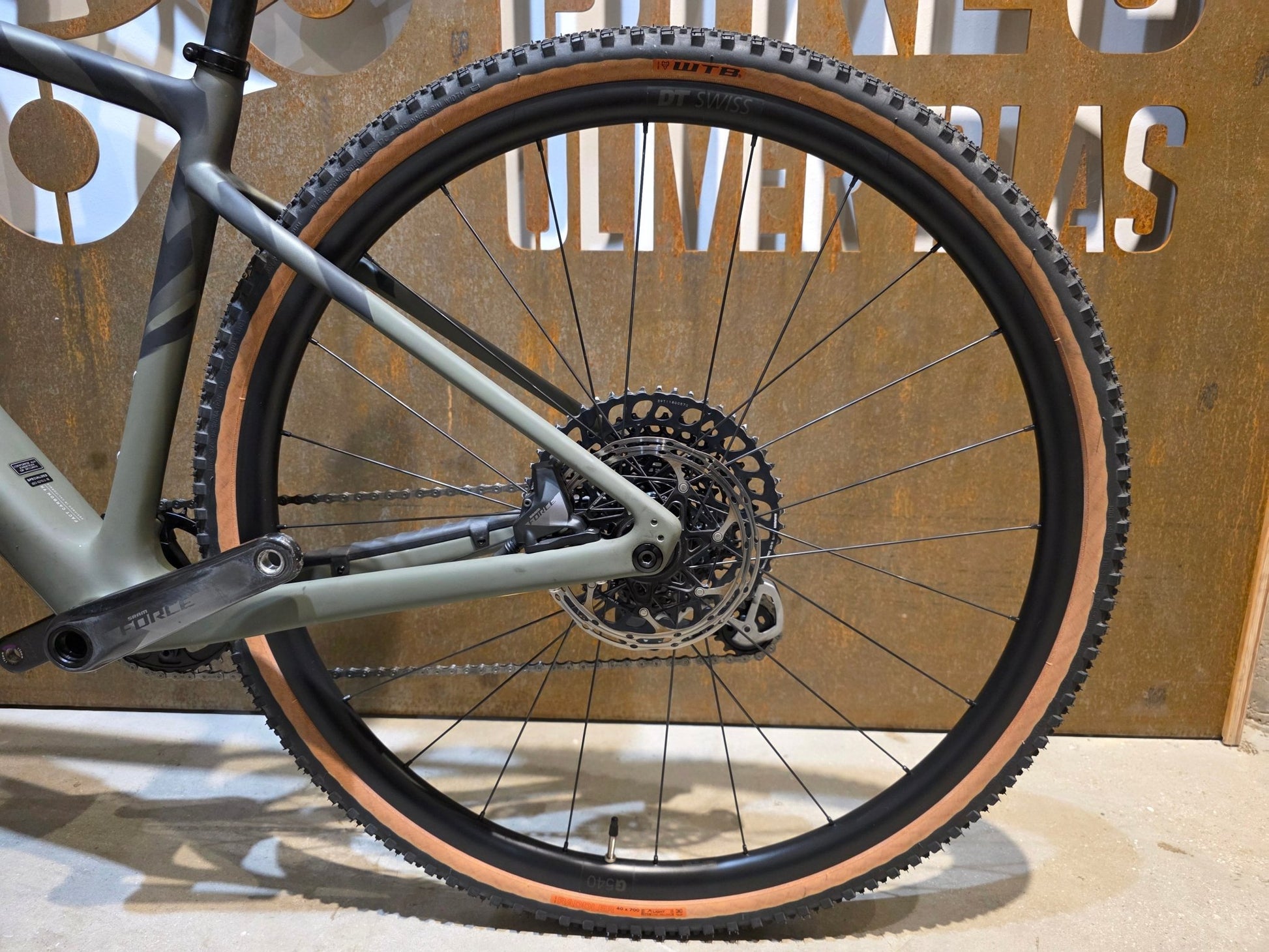 Gravel/Cyclocross von Specialized, SPECIALIZED DIVERGE CARBON CUSTOM / SRAM FORCE / X01 AXS / 52CM vor USEDBIKES - OB.DE Hintergrund