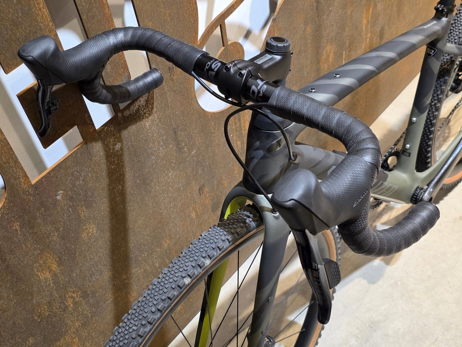 Gravel/Cyclocross von Specialized, SPECIALIZED DIVERGE CARBON CUSTOM / SRAM FORCE / X01 AXS / 52CM vor USEDBIKES - OB.DE Hintergrund