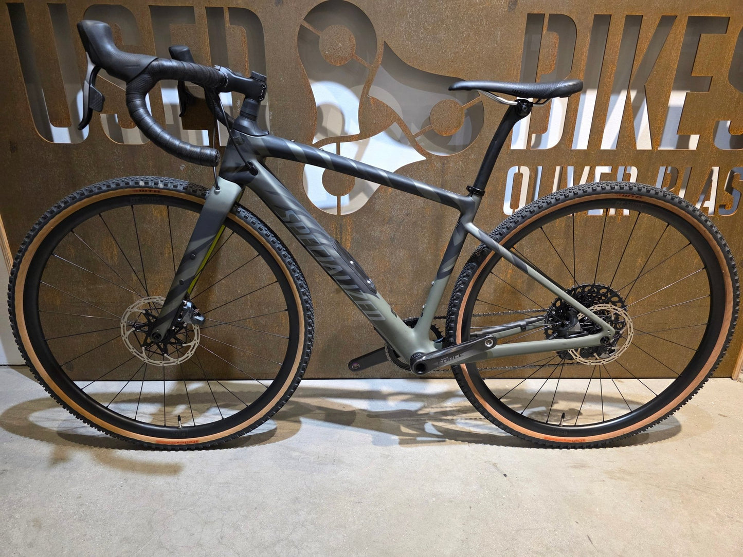 Gravel/Cyclocross von Specialized, SPECIALIZED DIVERGE CARBON CUSTOM / SRAM FORCE / X01 AXS / 52CM vor USEDBIKES - OB.DE Hintergrund