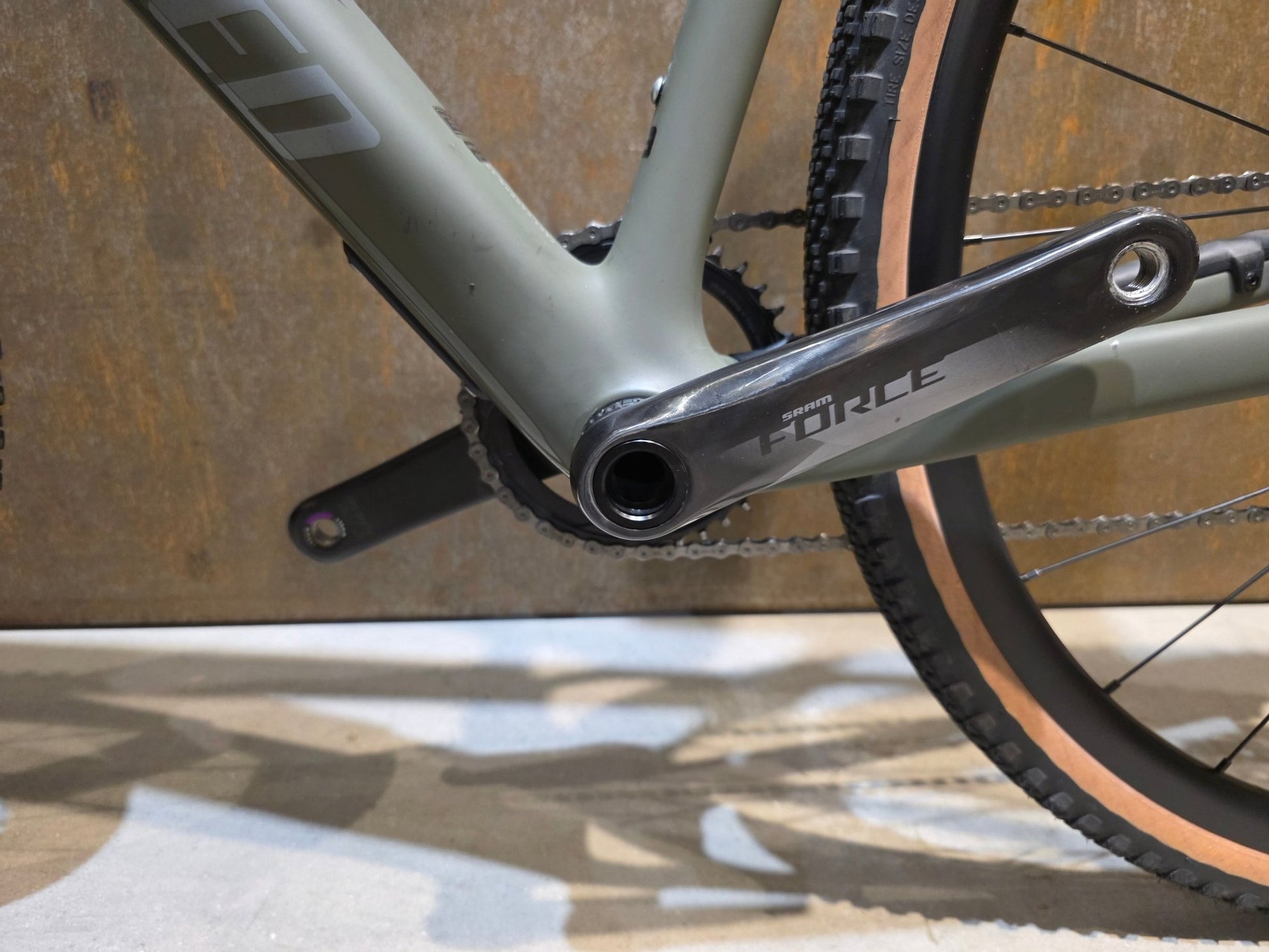 Gravel/Cyclocross von Specialized, SPECIALIZED DIVERGE CARBON CUSTOM / SRAM FORCE / X01 AXS / 52CM vor USEDBIKES - OB.DE Hintergrund