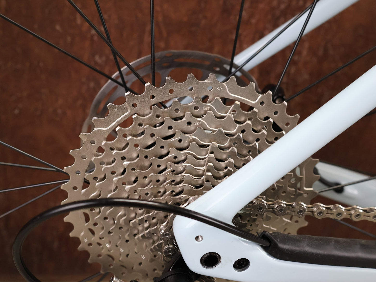 Gravel/Cyclocross von Specialized, SPECIALIZED DIVERGE SPORT CARBON / MORNING MIST DOVE GREY / 56CM vor USEDBIKES - OB.DE Hintergrund