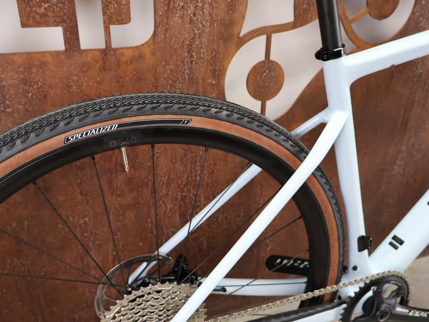 Gravel/Cyclocross von Specialized, SPECIALIZED DIVERGE SPORT CARBON / MORNING MIST DOVE GREY / 56CM vor USEDBIKES - OB.DE Hintergrund