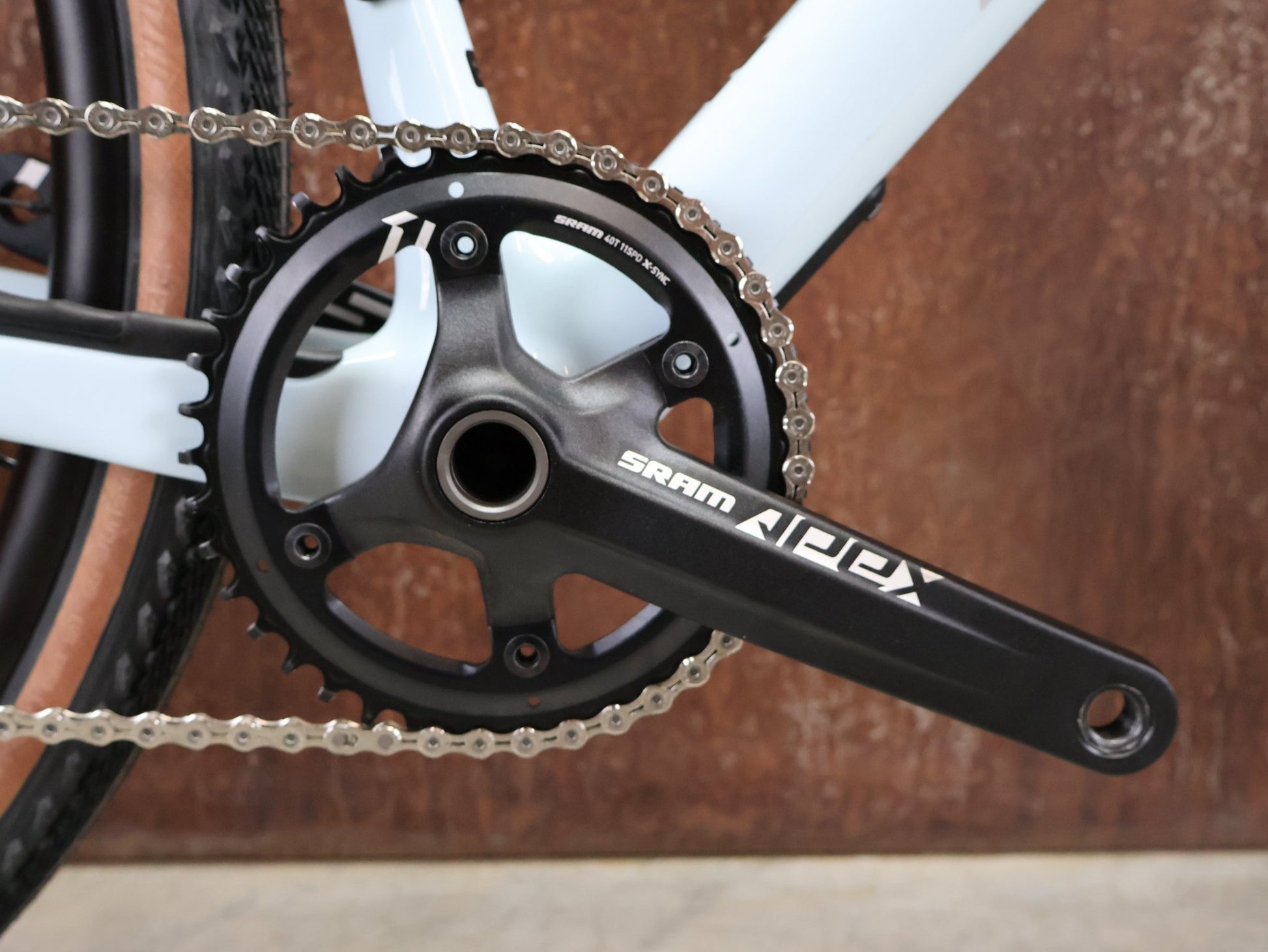 Gravel/Cyclocross von Specialized, SPECIALIZED DIVERGE SPORT CARBON / MORNING MIST DOVE GREY / 56CM vor USEDBIKES - OB.DE Hintergrund