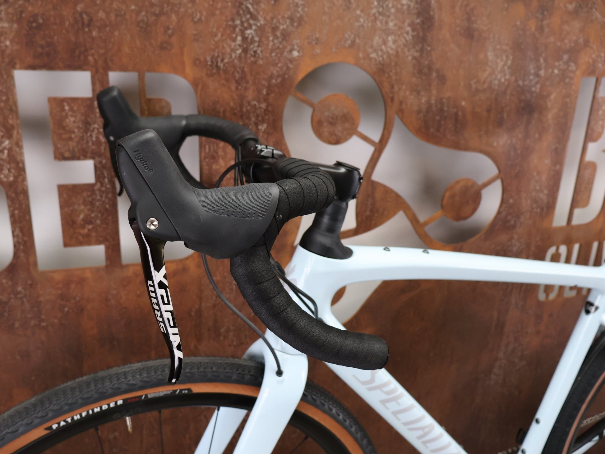 Gravel/Cyclocross von Specialized, SPECIALIZED DIVERGE SPORT CARBON / MORNING MIST DOVE GREY / 56CM vor USEDBIKES - OB.DE Hintergrund