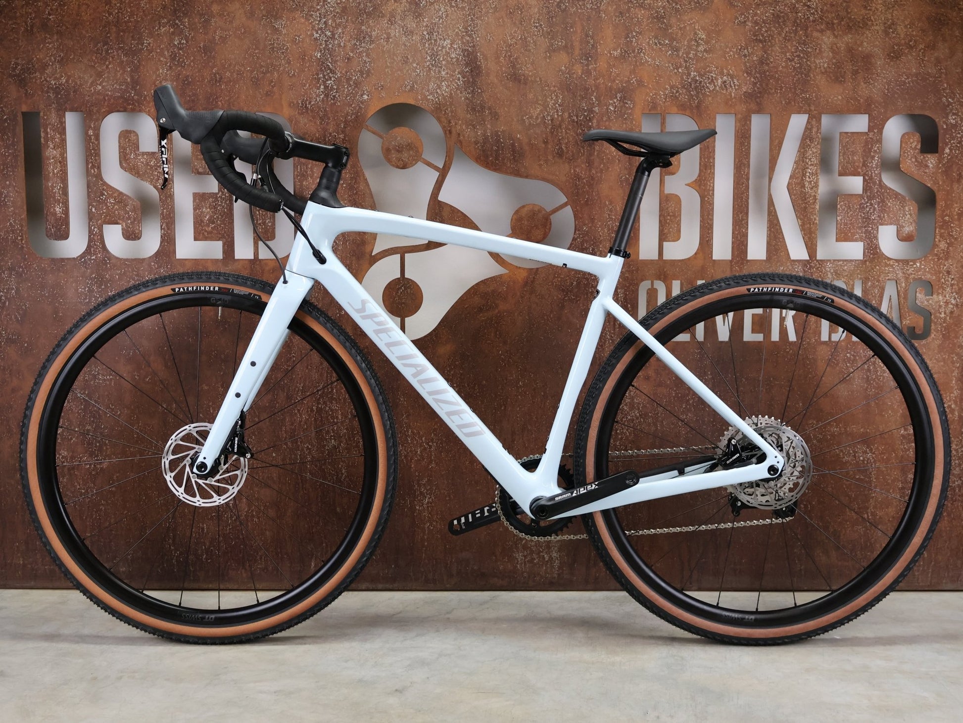 Gravel/Cyclocross von Specialized, SPECIALIZED DIVERGE SPORT CARBON / MORNING MIST DOVE GREY / 56CM vor USEDBIKES - OB.DE Hintergrund