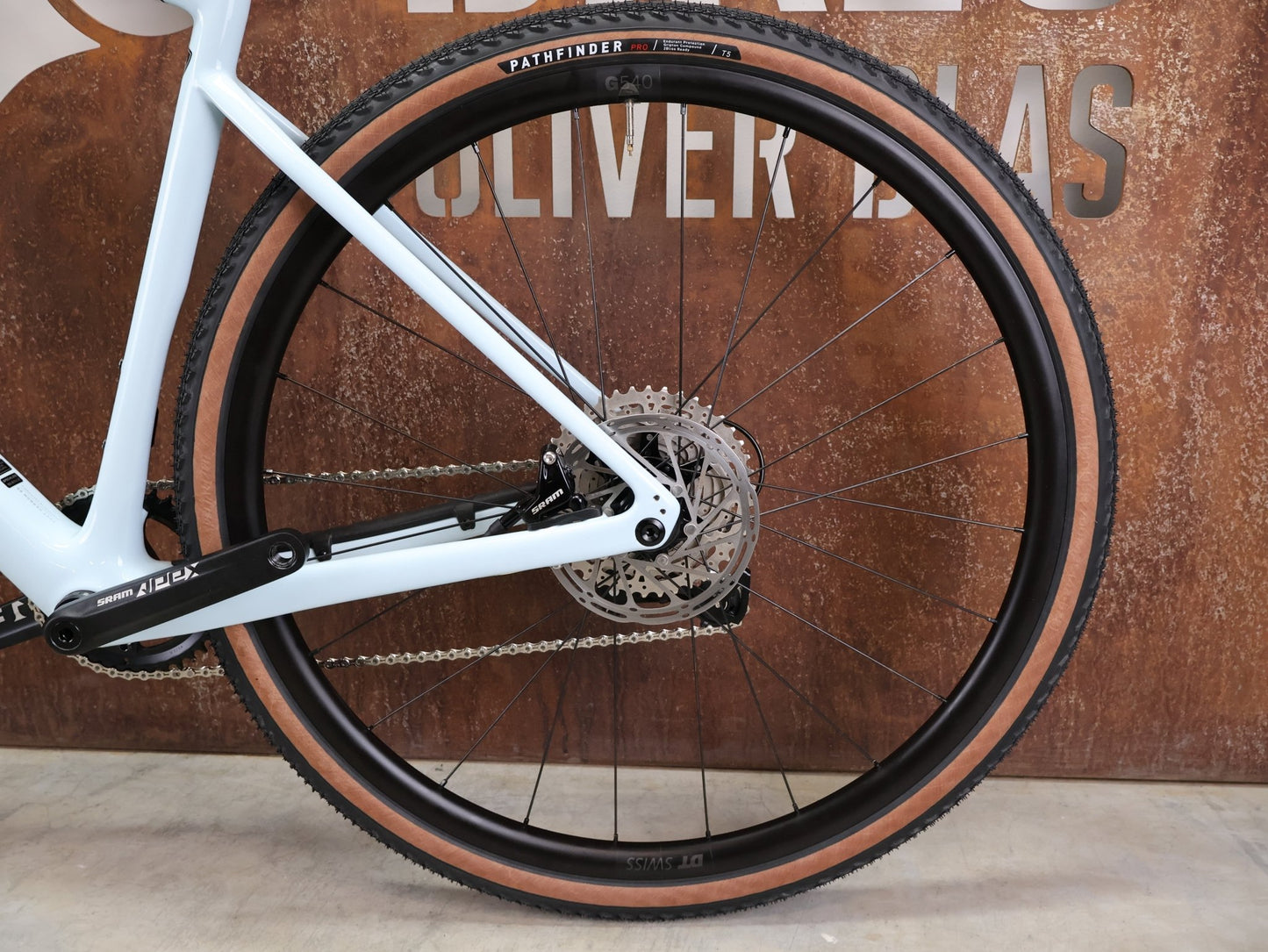 Gravel/Cyclocross von Specialized, SPECIALIZED DIVERGE SPORT CARBON / MORNING MIST DOVE GREY / 56CM vor USEDBIKES - OB.DE Hintergrund