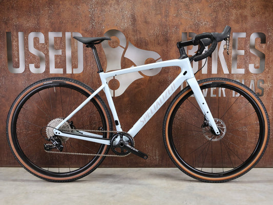 Gravel/Cyclocross von Specialized, SPECIALIZED DIVERGE SPORT CARBON / MORNING MIST DOVE GREY / 56CM vor USEDBIKES - OB.DE Hintergrund