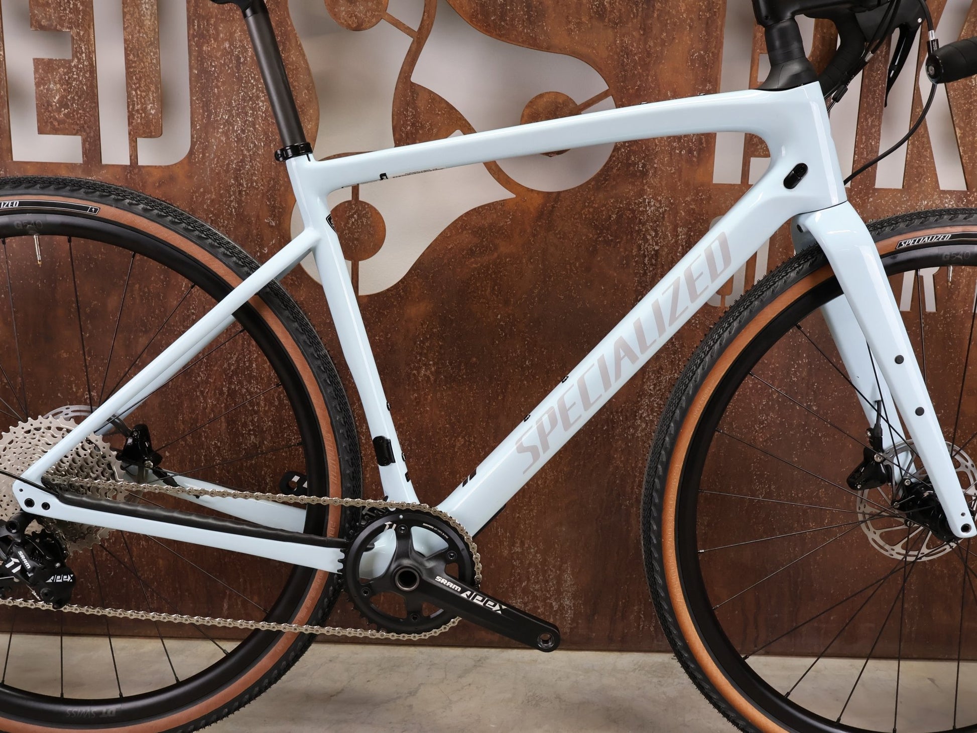 Gravel/Cyclocross von Specialized, SPECIALIZED DIVERGE SPORT CARBON / MORNING MIST DOVE GREY / 56CM vor USEDBIKES - OB.DE Hintergrund