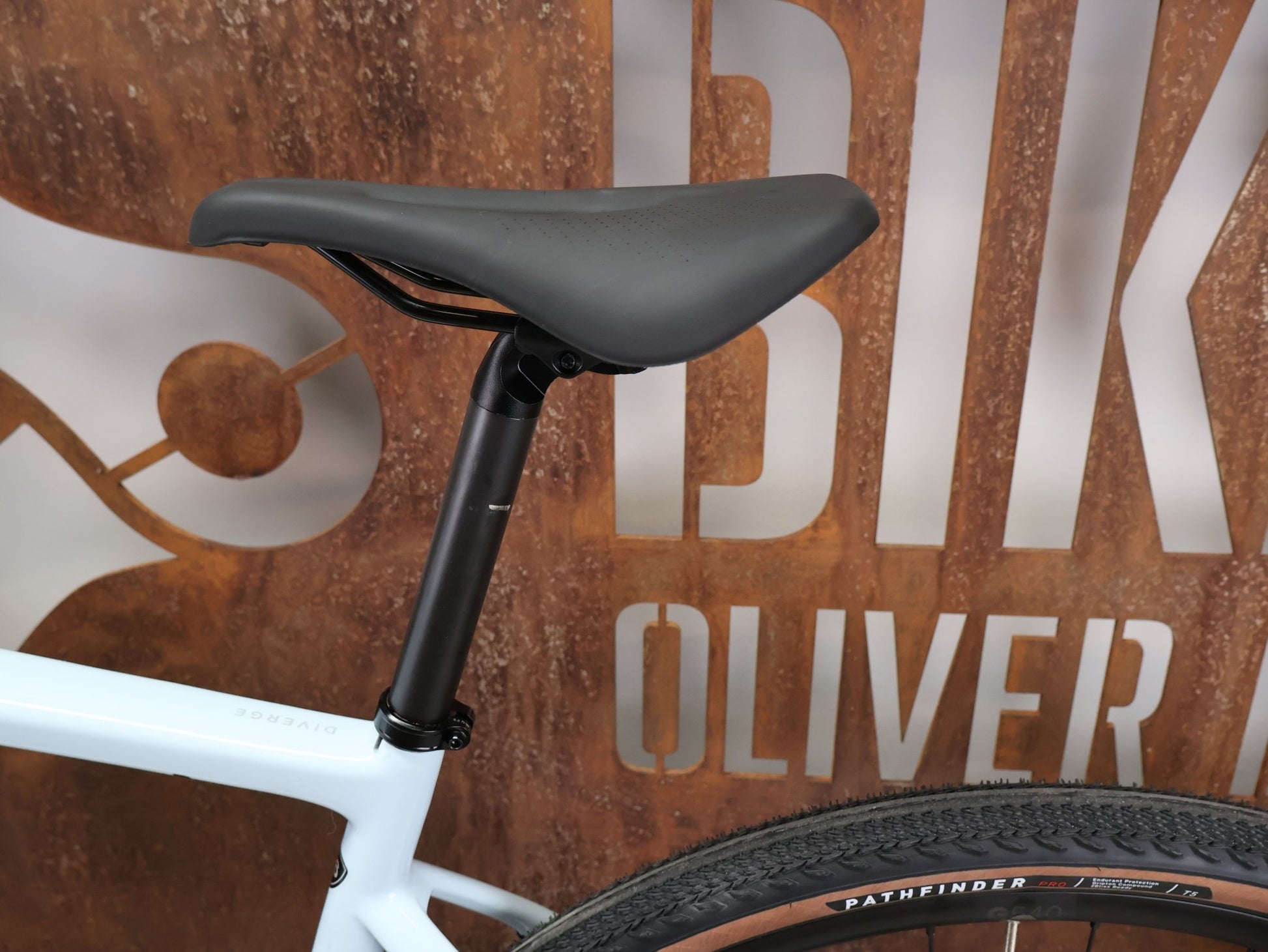 Gravel/Cyclocross von Specialized, SPECIALIZED DIVERGE SPORT CARBON / MORNING MIST DOVE GREY / 56CM vor USEDBIKES - OB.DE Hintergrund