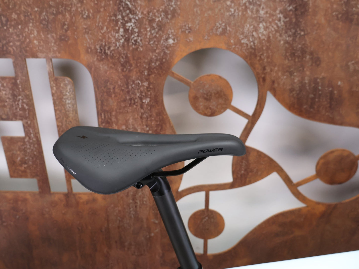 Gravel/Cyclocross von Specialized, SPECIALIZED DIVERGE SPORT CARBON / MORNING MIST DOVE GREY / 56CM vor USEDBIKES - OB.DE Hintergrund