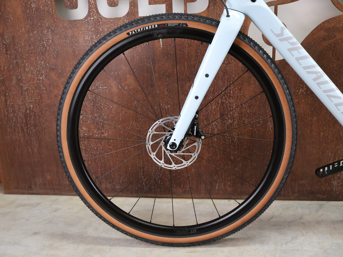 Gravel/Cyclocross von Specialized, SPECIALIZED DIVERGE SPORT CARBON / MORNING MIST DOVE GREY / 56CM vor USEDBIKES - OB.DE Hintergrund