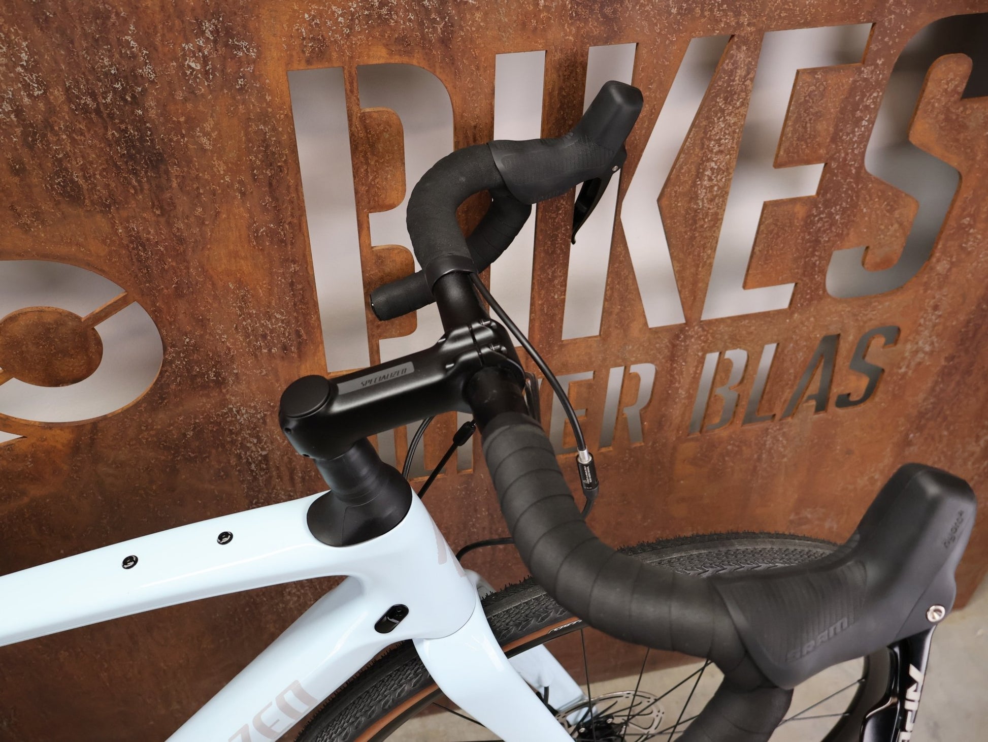 Gravel/Cyclocross von Specialized, SPECIALIZED DIVERGE SPORT CARBON / MORNING MIST DOVE GREY / 56CM vor USEDBIKES - OB.DE Hintergrund