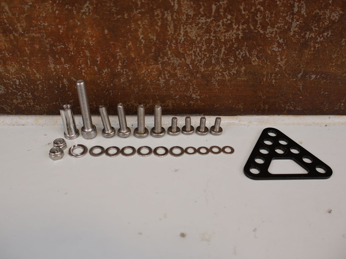 Schutzbleche & Gepäckträger von Specialized, SPECIALIZED PIZZA RACK FRONTGEPÄCKTRÄGER / 28" / SCHWARZ / 15KG TRAGLAST vor USEDBIKES - OB.DE Hintergrund