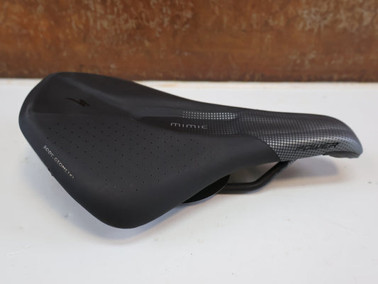 Sattel von Specialized, SPECIALIZED POWER EXPERT MIMIC / DAMEN FAHRRADSATTEL / 155 MM / TITAN STREBEN vor USEDBIKES-OB.DE Hintergrund